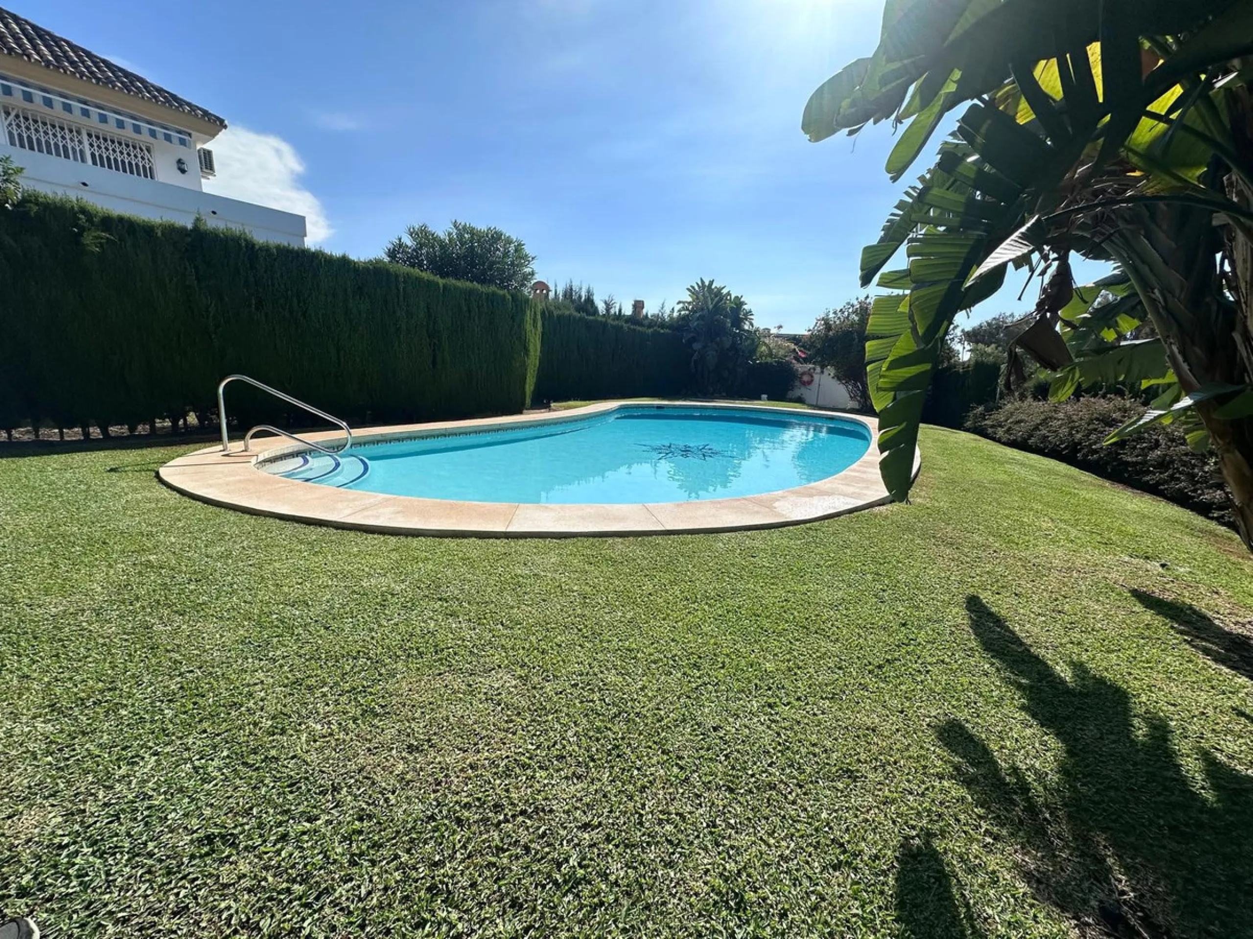 INCREDIBLE VILLA-SIZED TOWNHOUSE WITH PRIVATE GARDEN!