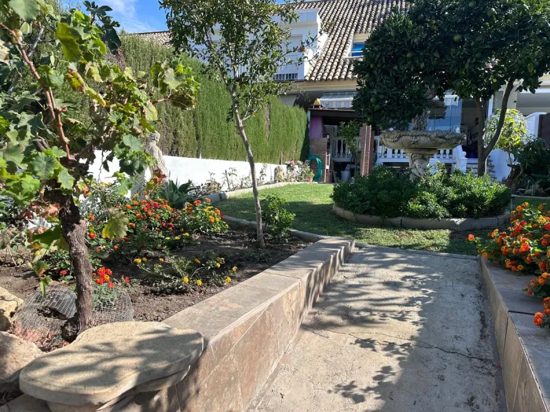 INCREDIBLE VILLA-SIZED TOWNHOUSE WITH PRIVATE GARDEN!