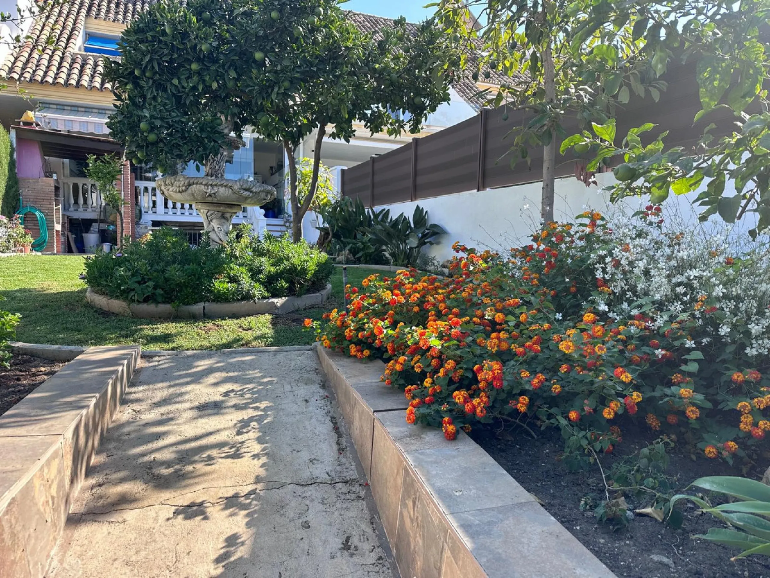 INCREDIBLE VILLA-SIZED TOWNHOUSE WITH PRIVATE GARDEN!