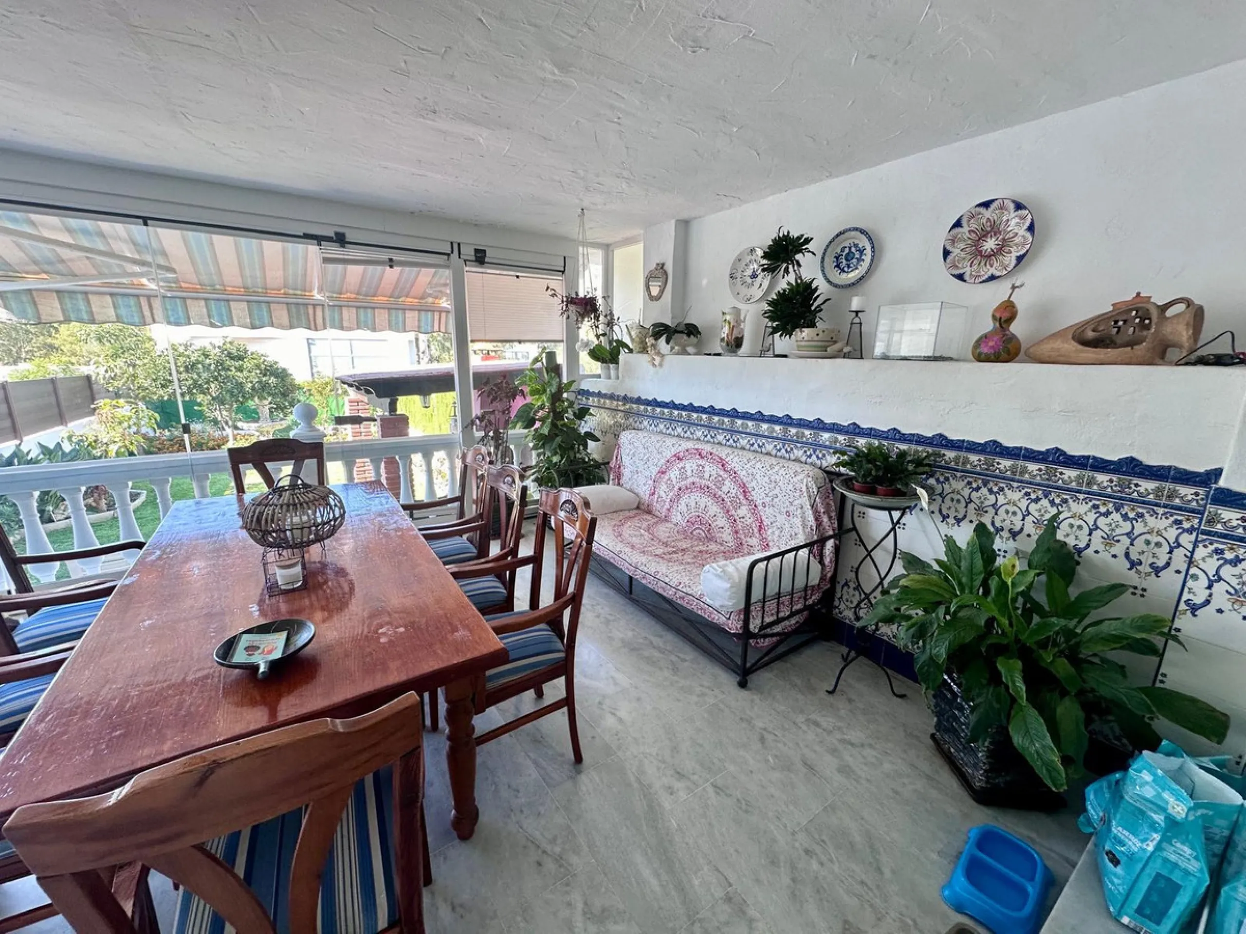 INCREDIBLE VILLA-SIZED TOWNHOUSE WITH PRIVATE GARDEN!