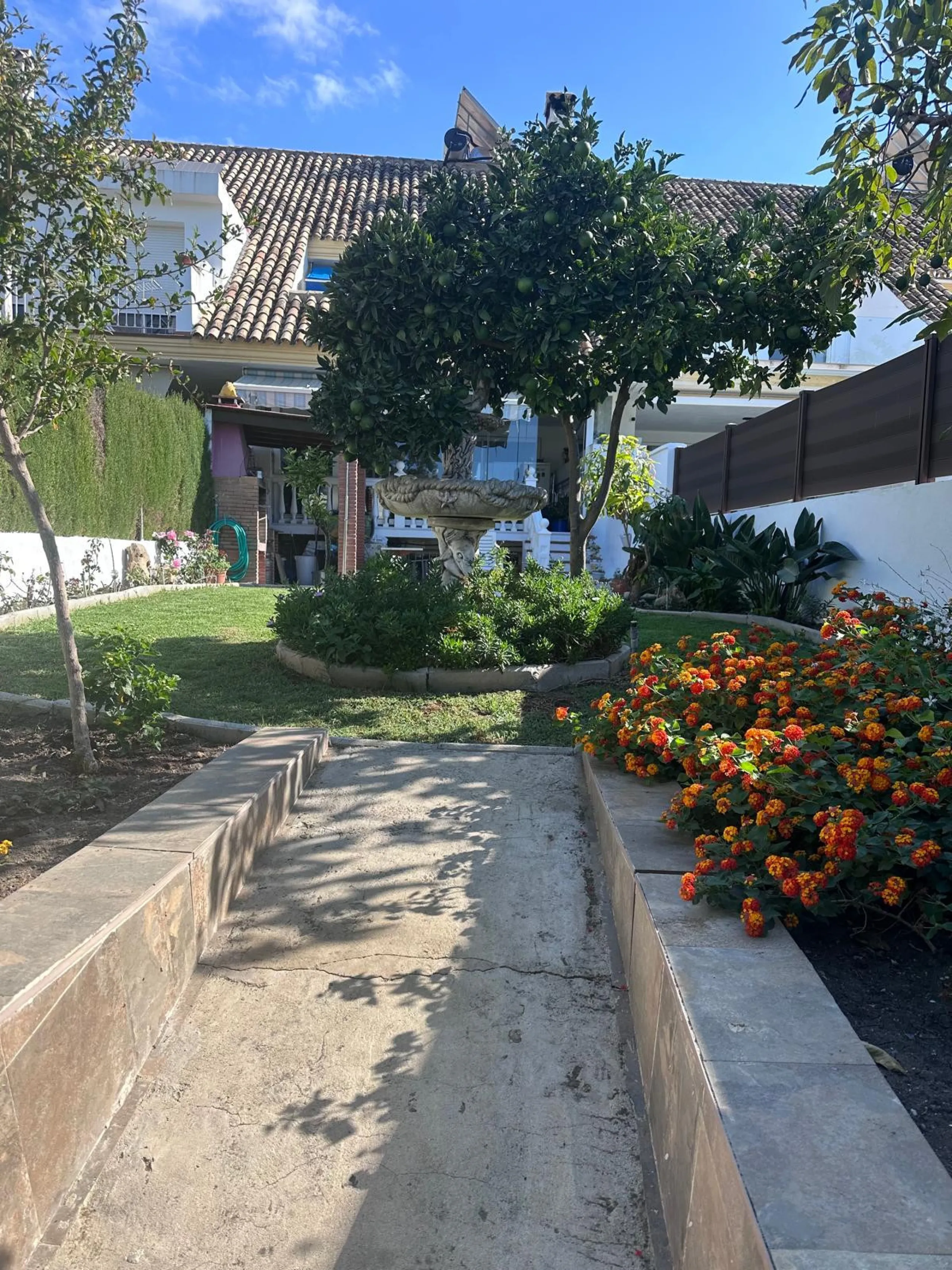 INCREDIBLE VILLA-SIZED TOWNHOUSE WITH PRIVATE GARDEN!