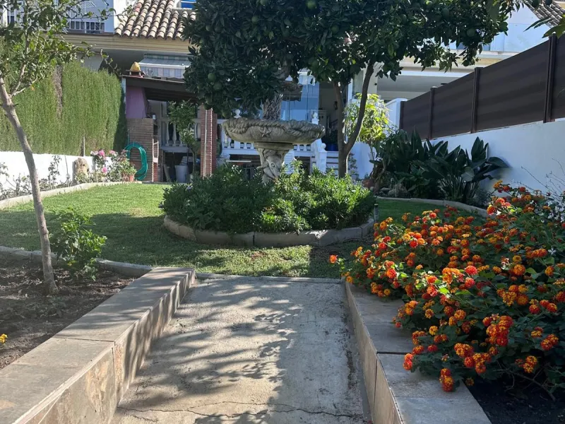 INCREDIBLE VILLA-SIZED TOWNHOUSE WITH PRIVATE GARDEN!