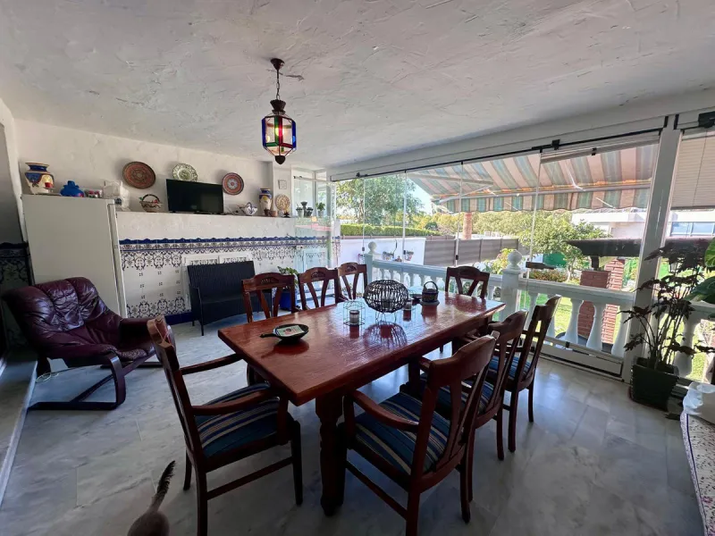 INCREDIBLE VILLA-SIZED TOWNHOUSE WITH PRIVATE GARDEN!