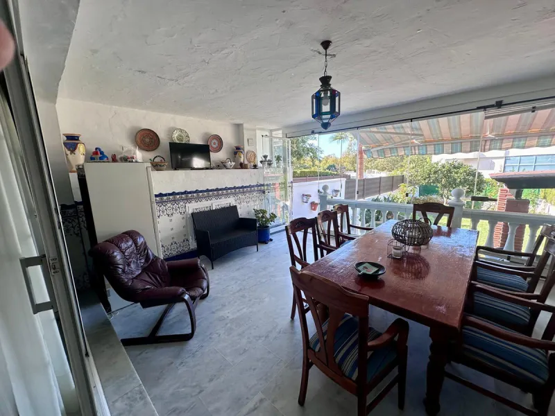 INCREDIBLE VILLA-SIZED TOWNHOUSE WITH PRIVATE GARDEN!