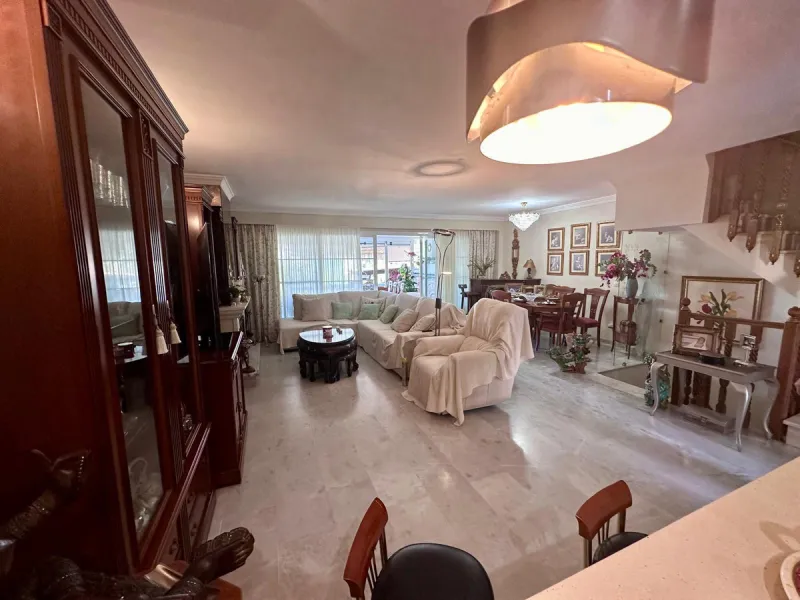 INCREDIBLE VILLA-SIZED TOWNHOUSE WITH PRIVATE GARDEN!