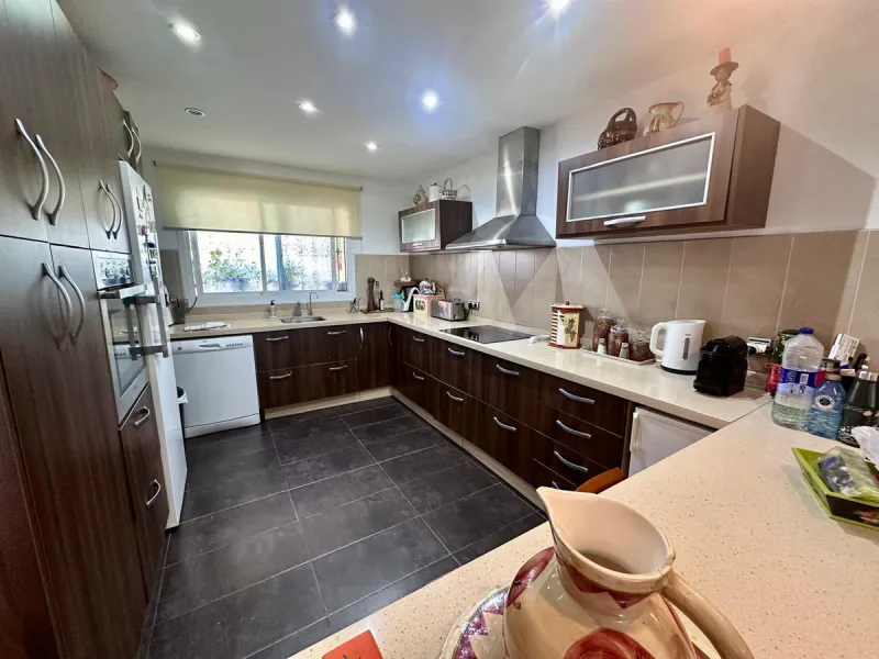 INCREDIBLE VILLA-SIZED TOWNHOUSE WITH PRIVATE GARDEN!