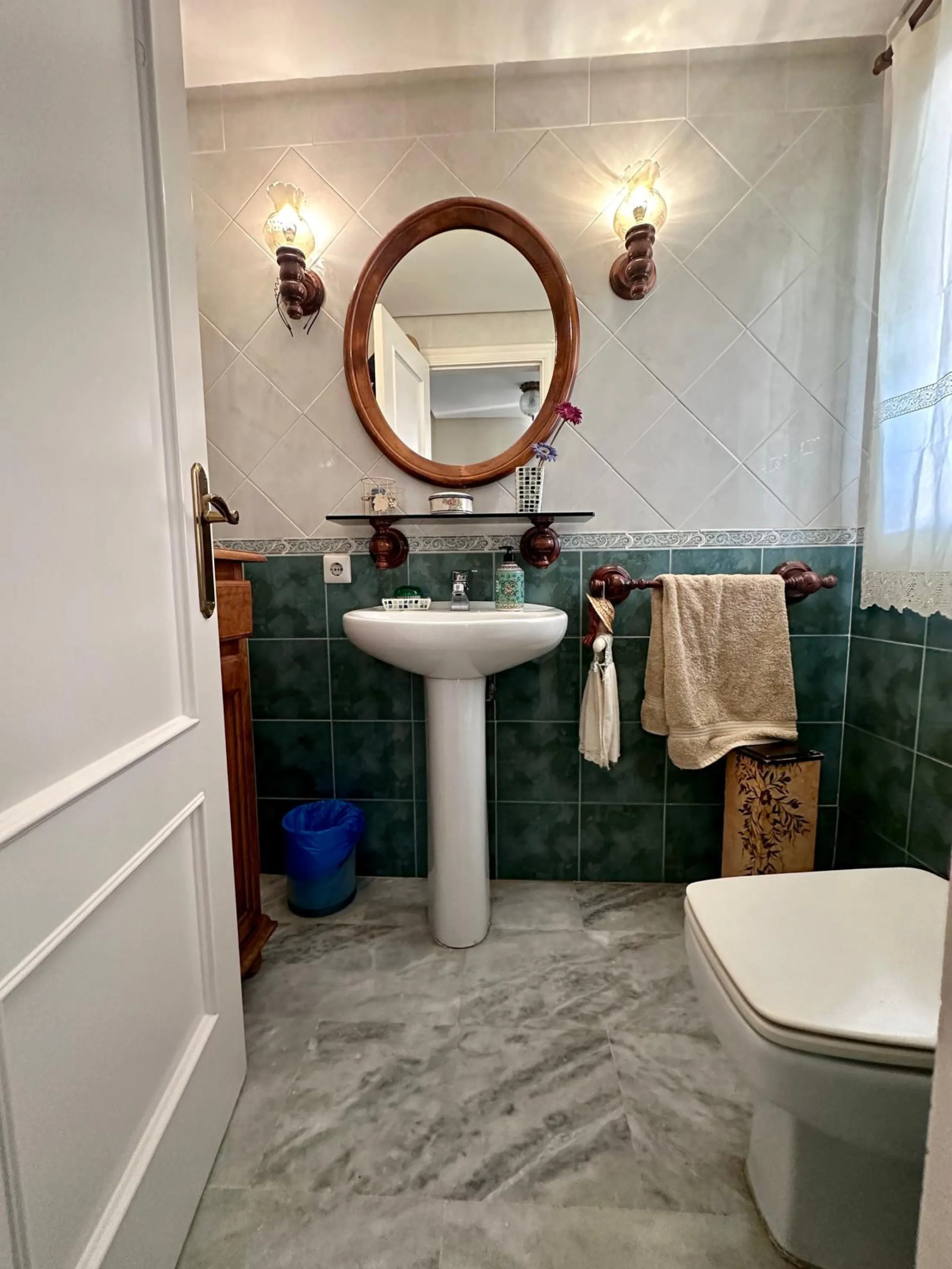 INCREDIBLE VILLA-SIZED TOWNHOUSE WITH PRIVATE GARDEN!