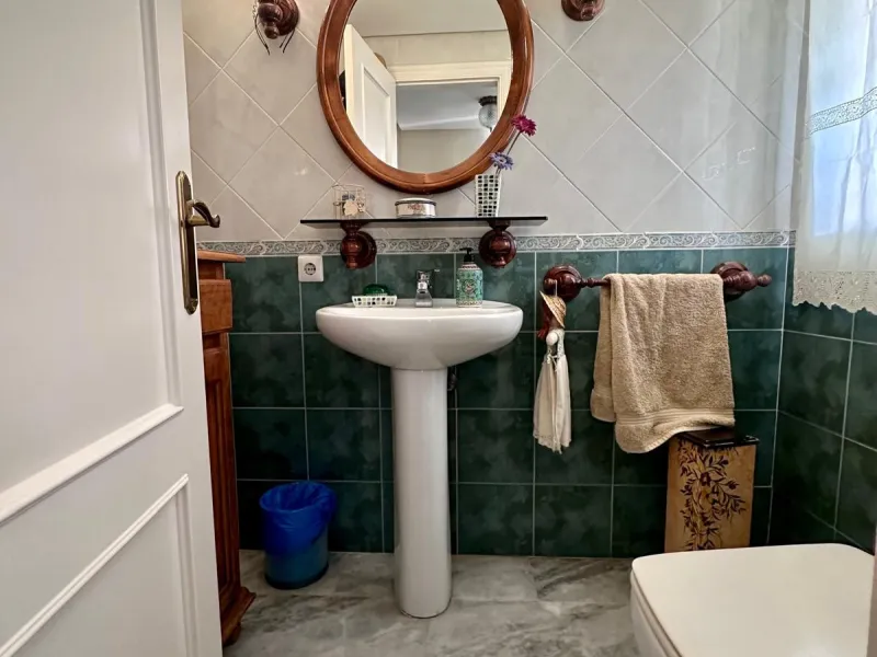 INCREDIBLE VILLA-SIZED TOWNHOUSE WITH PRIVATE GARDEN!