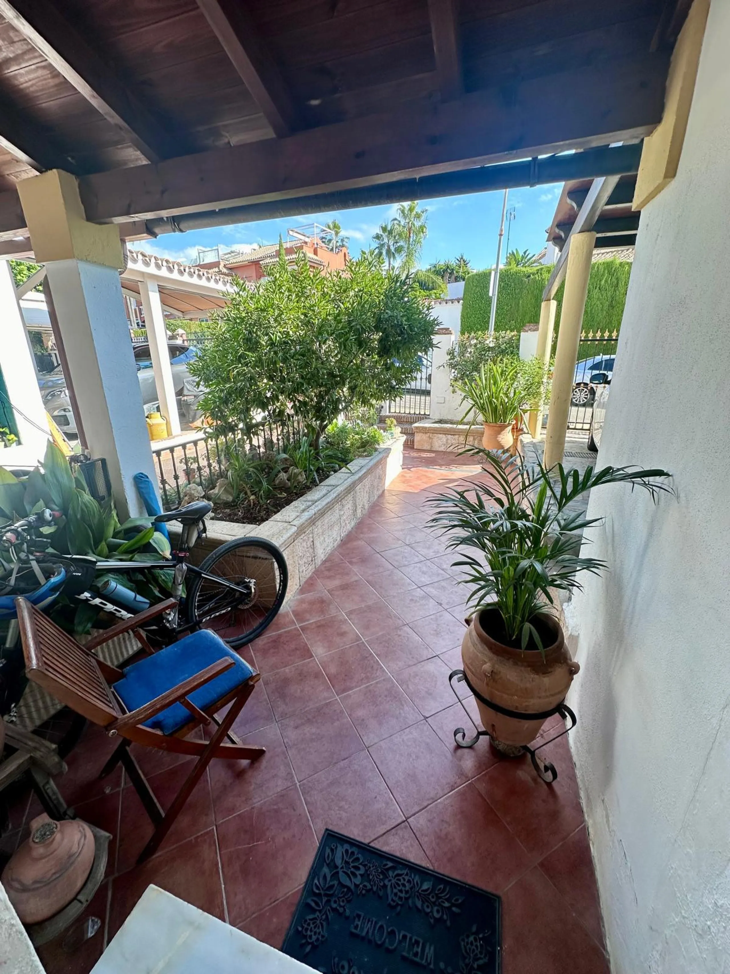 INCREDIBLE VILLA-SIZED TOWNHOUSE WITH PRIVATE GARDEN!