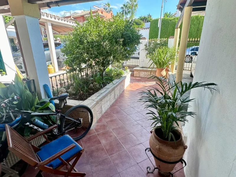 INCREDIBLE VILLA-SIZED TOWNHOUSE WITH PRIVATE GARDEN!