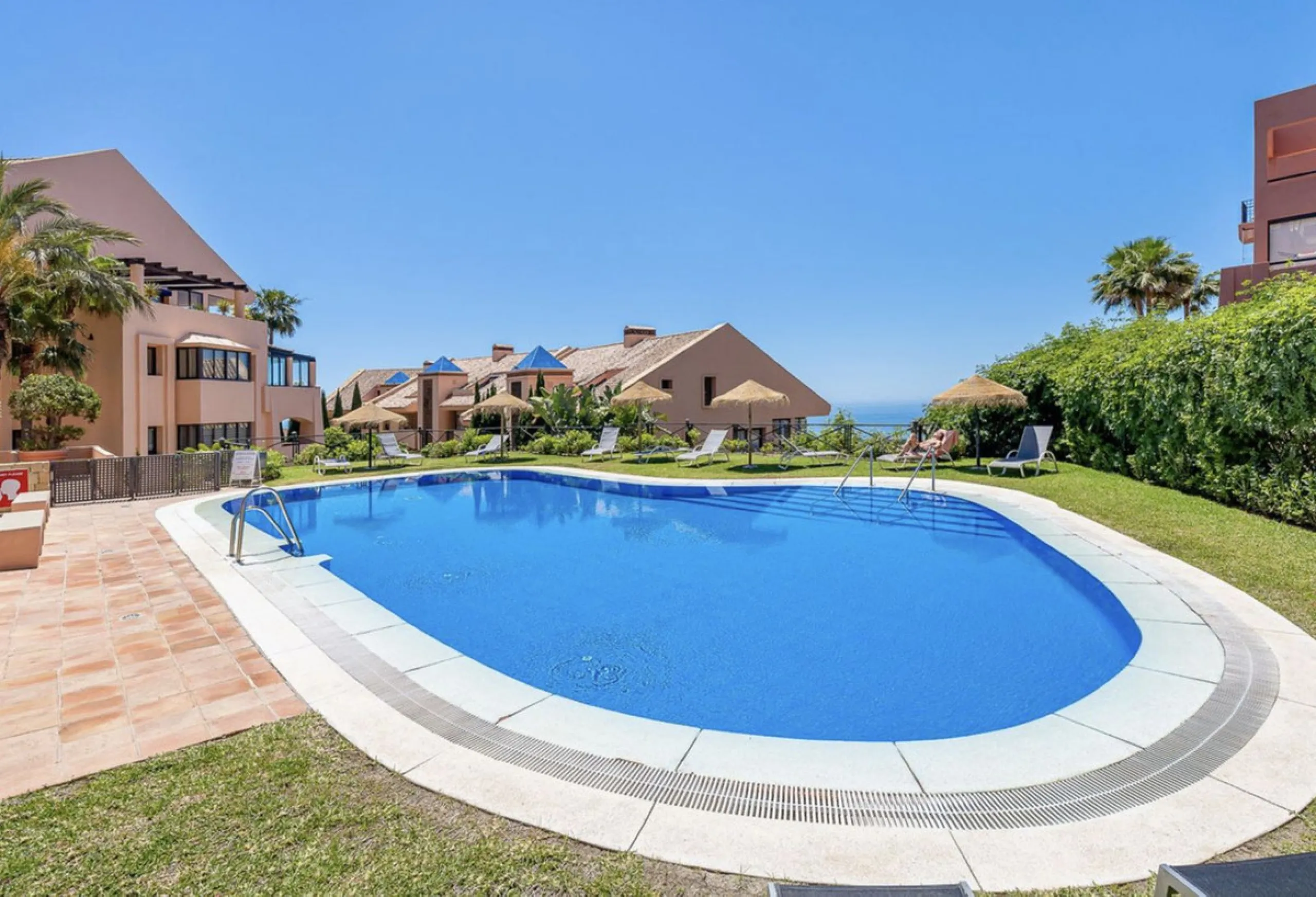 Fantastic 3-bedroom duplex penthouse with sea and African coast views, spread over two floors. It features two spacious terraces, air conditioning, heated floors, and access to communal gardens with two swimming pools. Garage and storage room included.