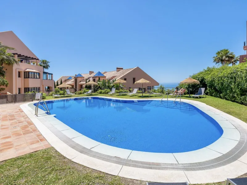 Fantastic 3-bedroom duplex penthouse with sea and African coast views, spread over two floors. It features two spacious terraces, air conditioning, heated floors, and access to communal gardens with two swimming pools. Garage and storage room included.