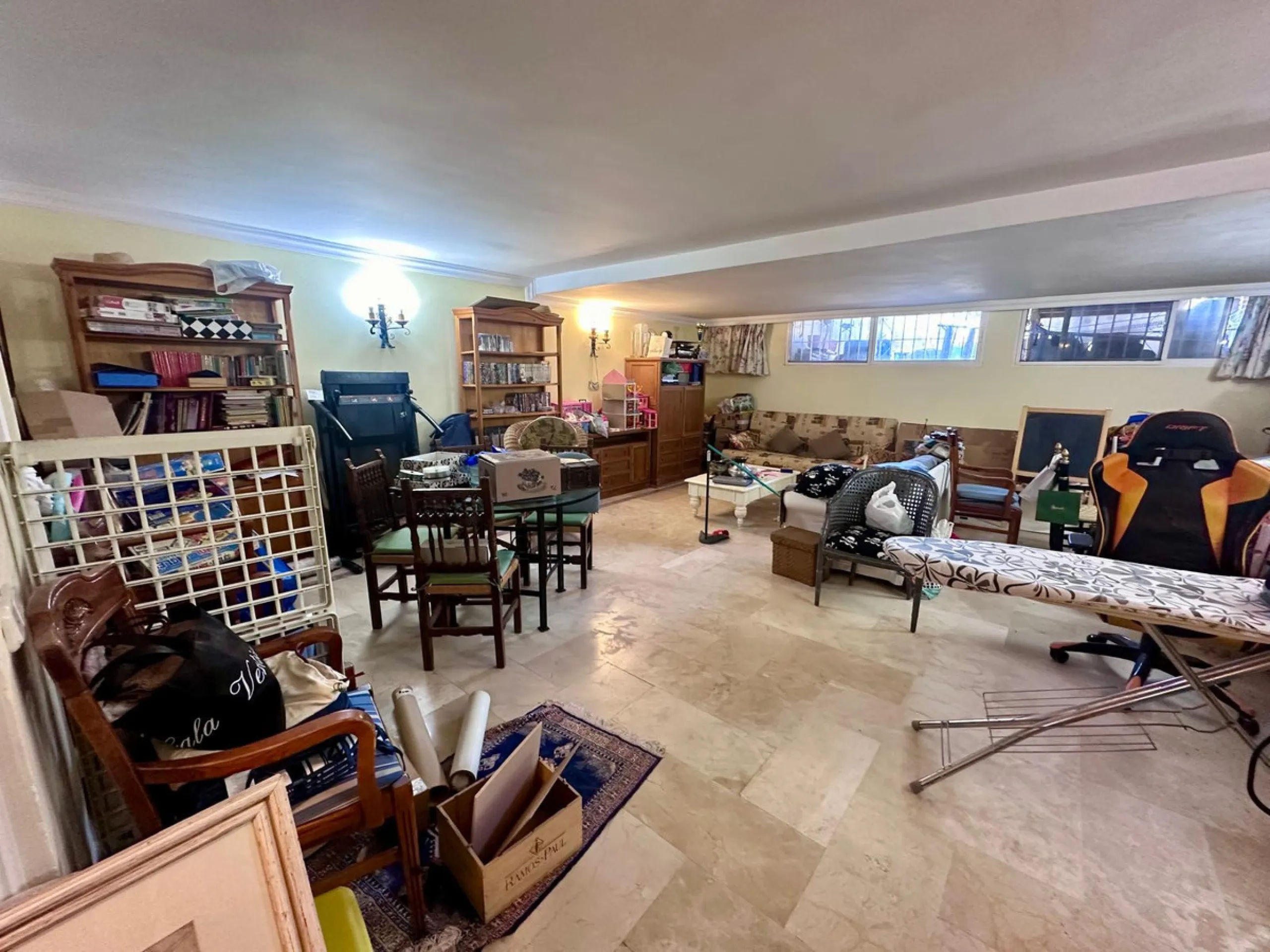 INCREDIBLE VILLA-SIZED TOWNHOUSE WITH PRIVATE GARDEN!