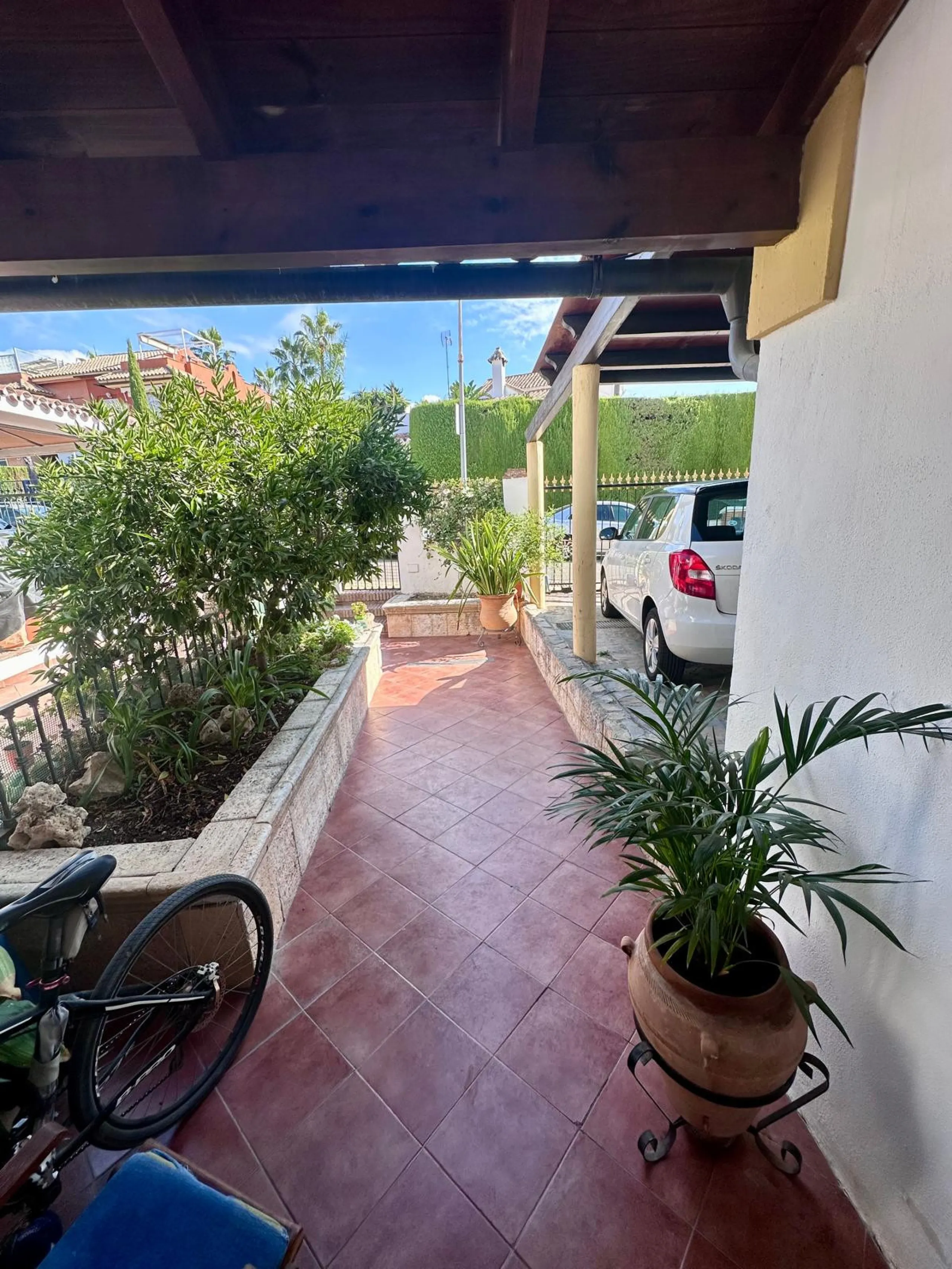 INCREDIBLE VILLA-SIZED TOWNHOUSE WITH PRIVATE GARDEN!