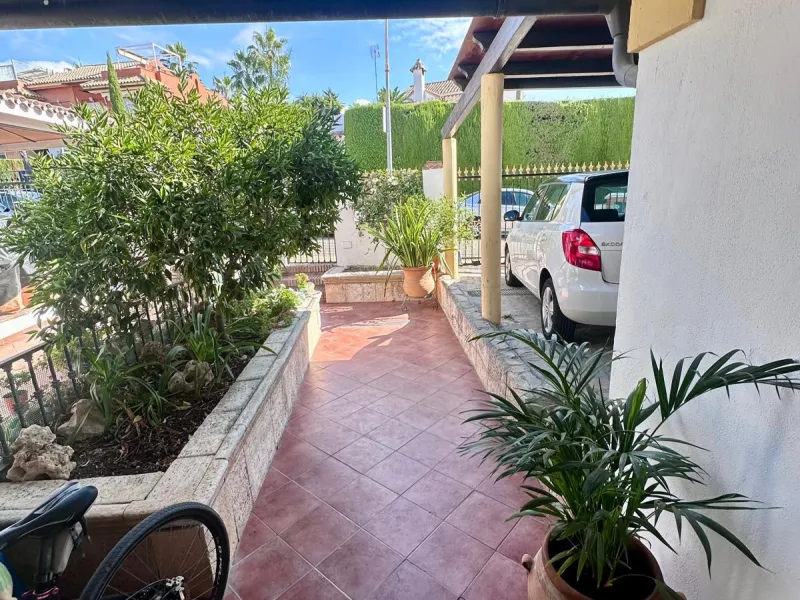 INCREDIBLE VILLA-SIZED TOWNHOUSE WITH PRIVATE GARDEN!