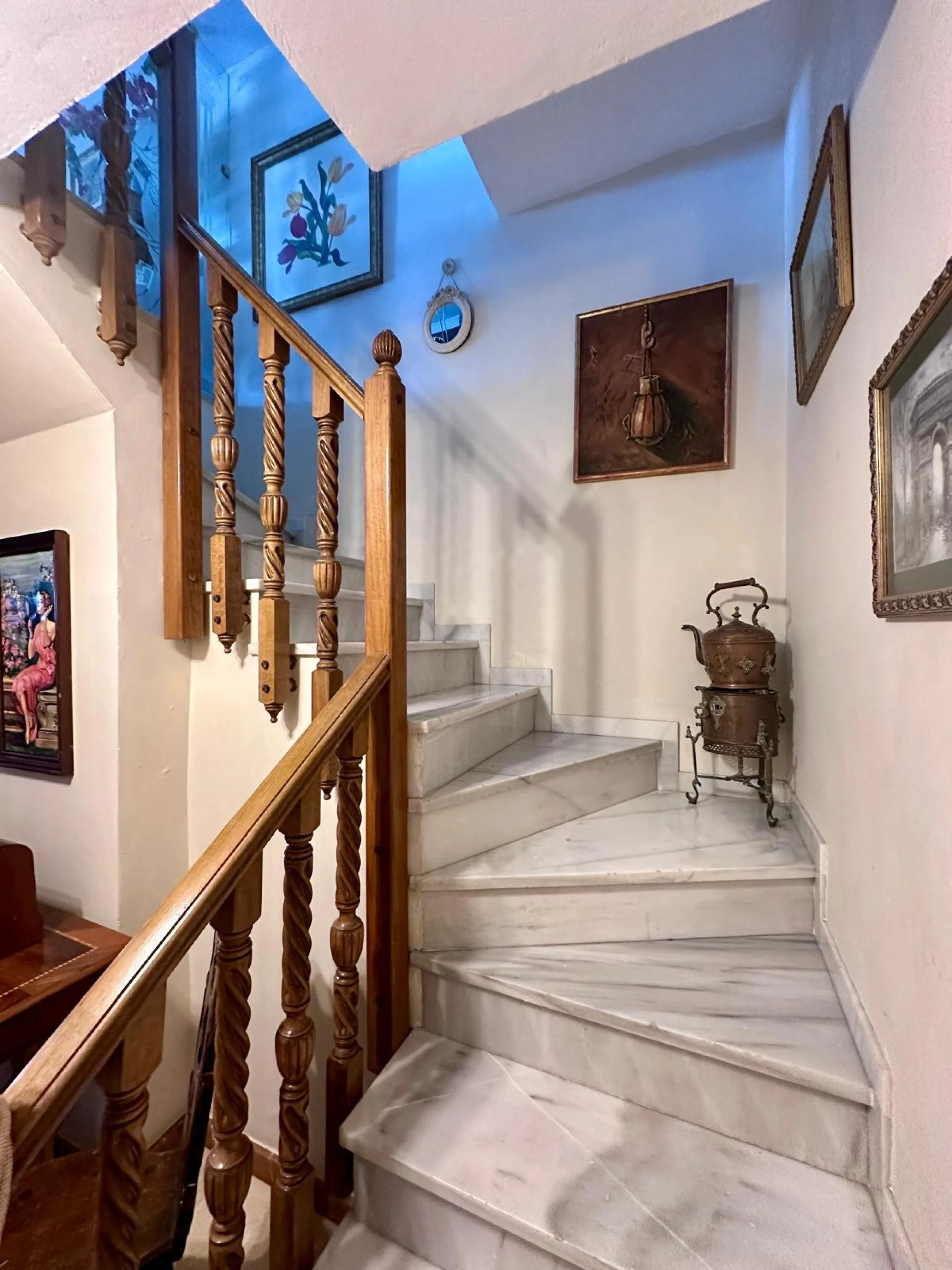 INCREDIBLE VILLA-SIZED TOWNHOUSE WITH PRIVATE GARDEN!