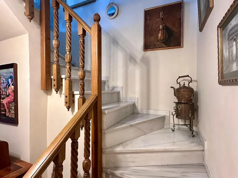 INCREDIBLE VILLA-SIZED TOWNHOUSE WITH PRIVATE GARDEN!