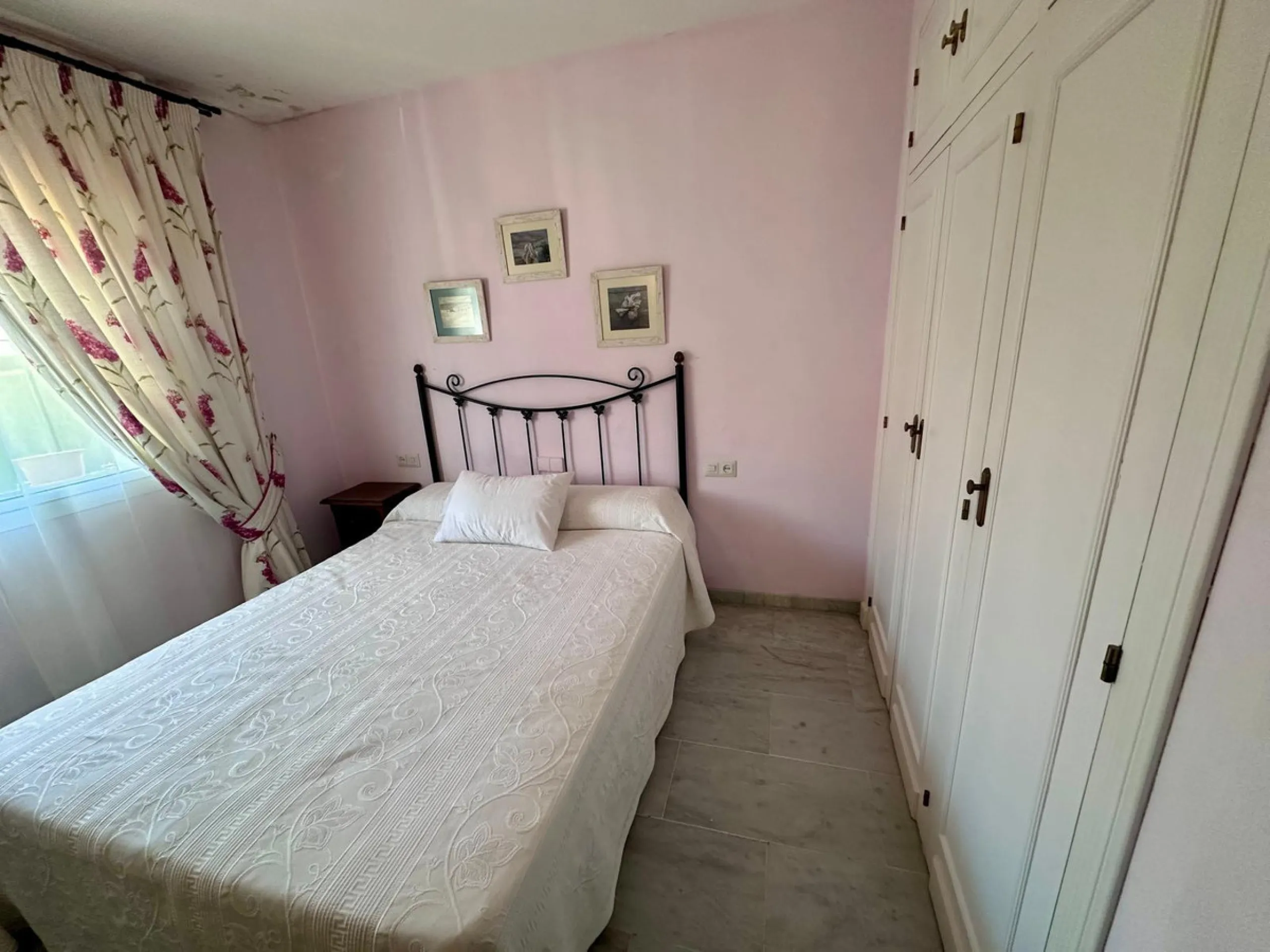 INCREDIBLE VILLA-SIZED TOWNHOUSE WITH PRIVATE GARDEN!
