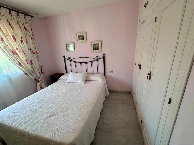 INCREDIBLE VILLA-SIZED TOWNHOUSE WITH PRIVATE GARDEN!