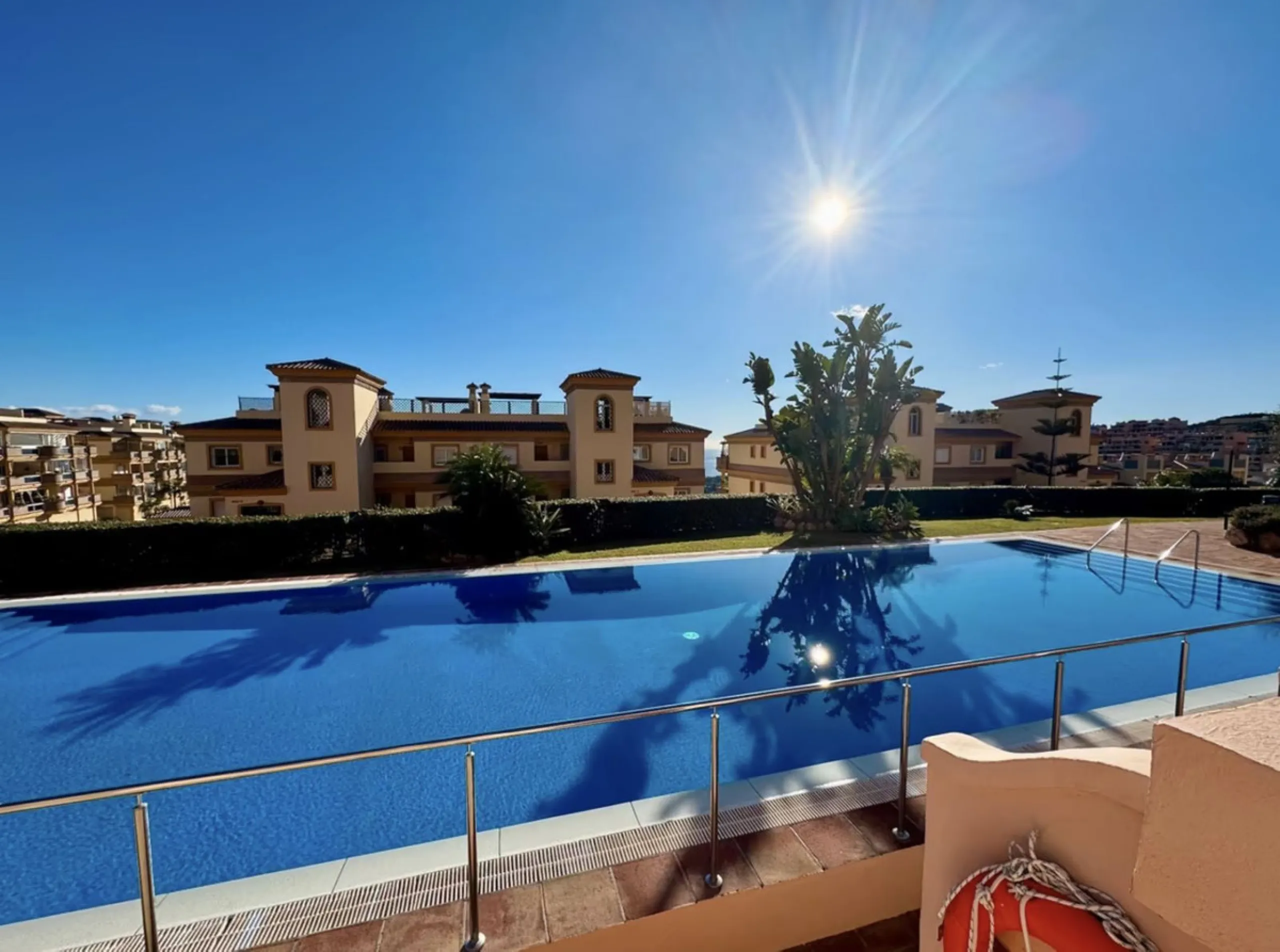 Fantastic 3-bedroom duplex penthouse with sea and African coast views, spread over two floors. It features two spacious terraces, air conditioning, heated floors, and access to communal gardens with two swimming pools. Garage and storage room included.