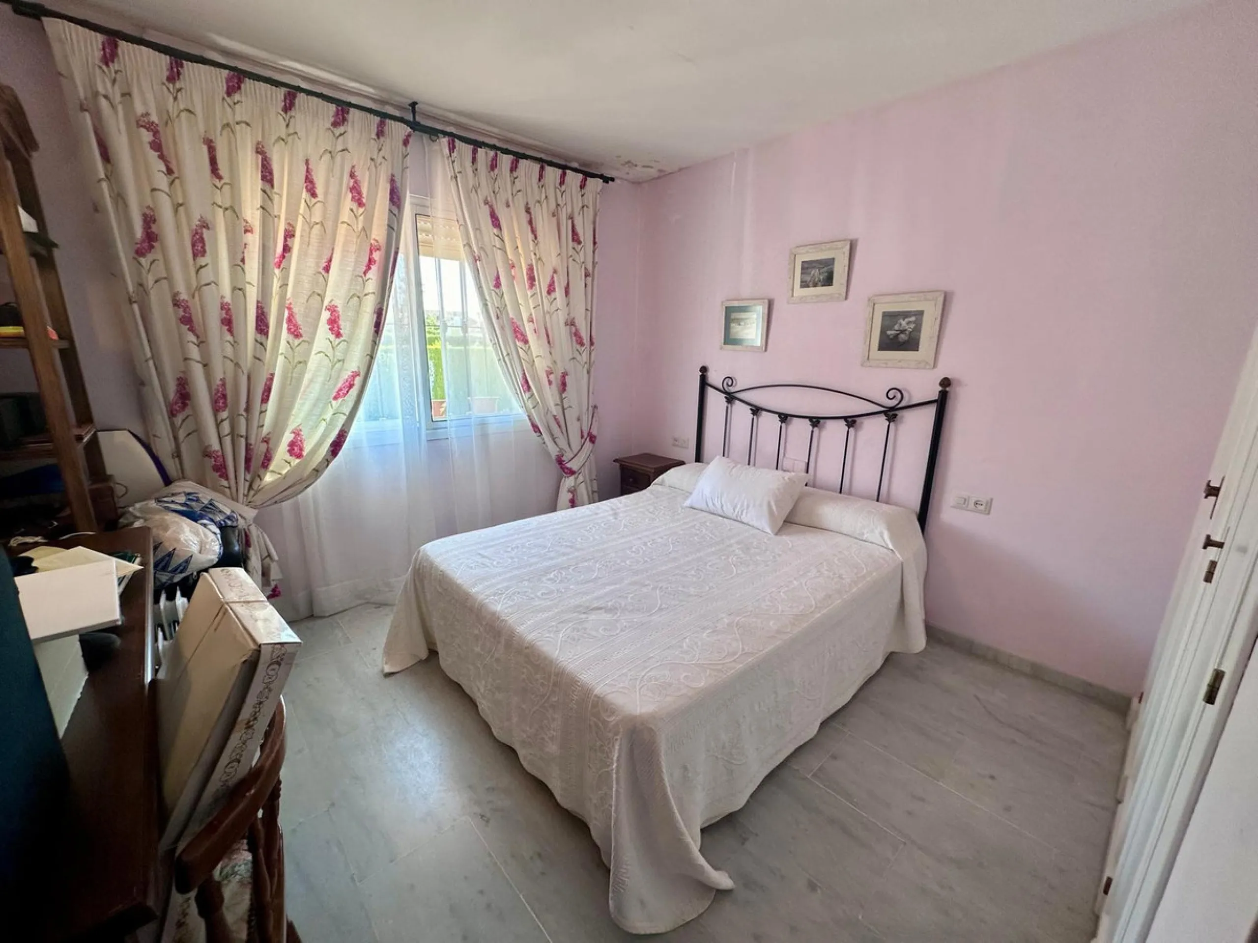 INCREDIBLE VILLA-SIZED TOWNHOUSE WITH PRIVATE GARDEN!