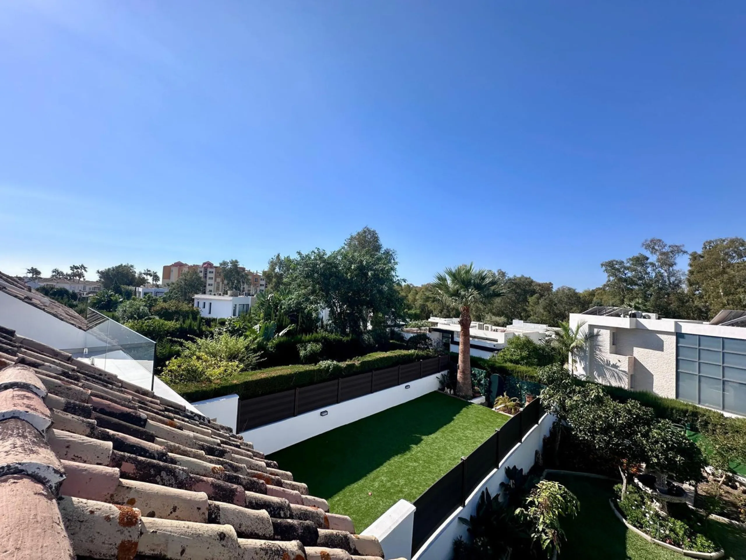 INCREDIBLE VILLA-SIZED TOWNHOUSE WITH PRIVATE GARDEN!
