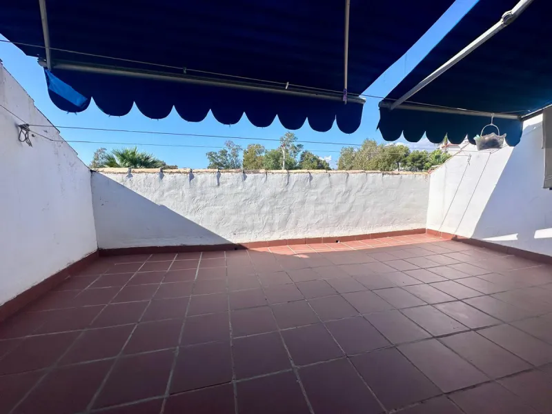 INCREDIBLE VILLA-SIZED TOWNHOUSE WITH PRIVATE GARDEN!