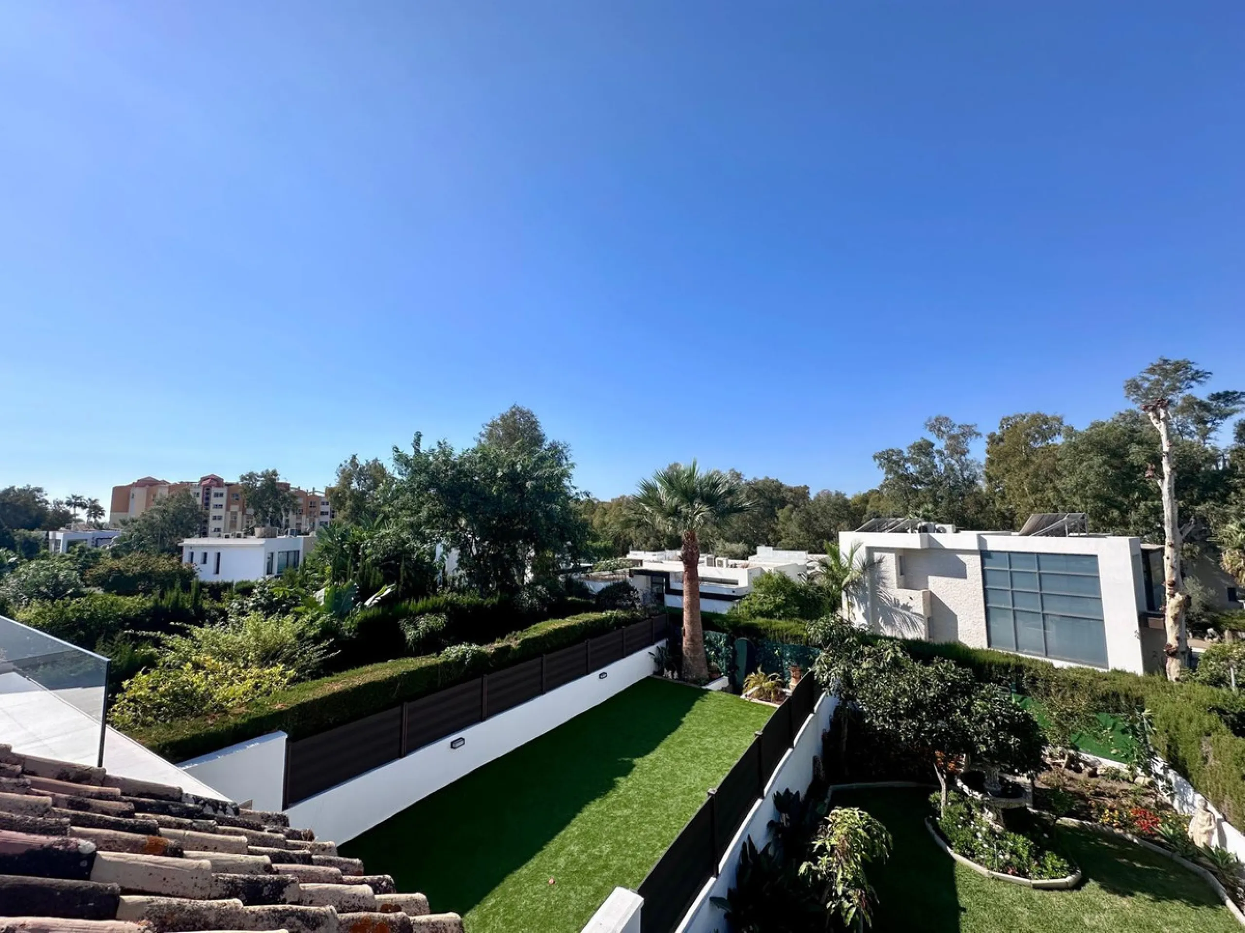INCREDIBLE VILLA-SIZED TOWNHOUSE WITH PRIVATE GARDEN!