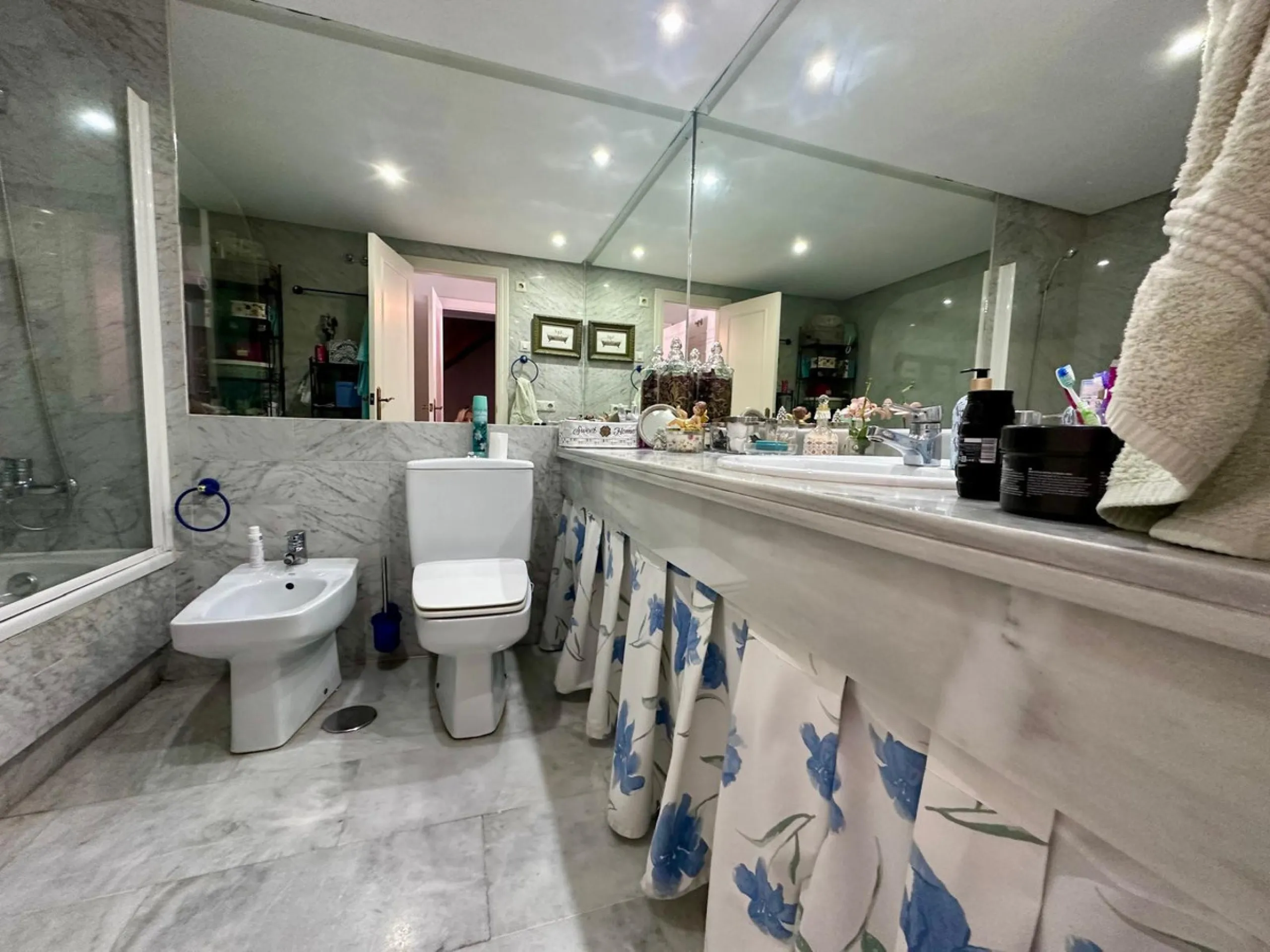 INCREDIBLE VILLA-SIZED TOWNHOUSE WITH PRIVATE GARDEN!