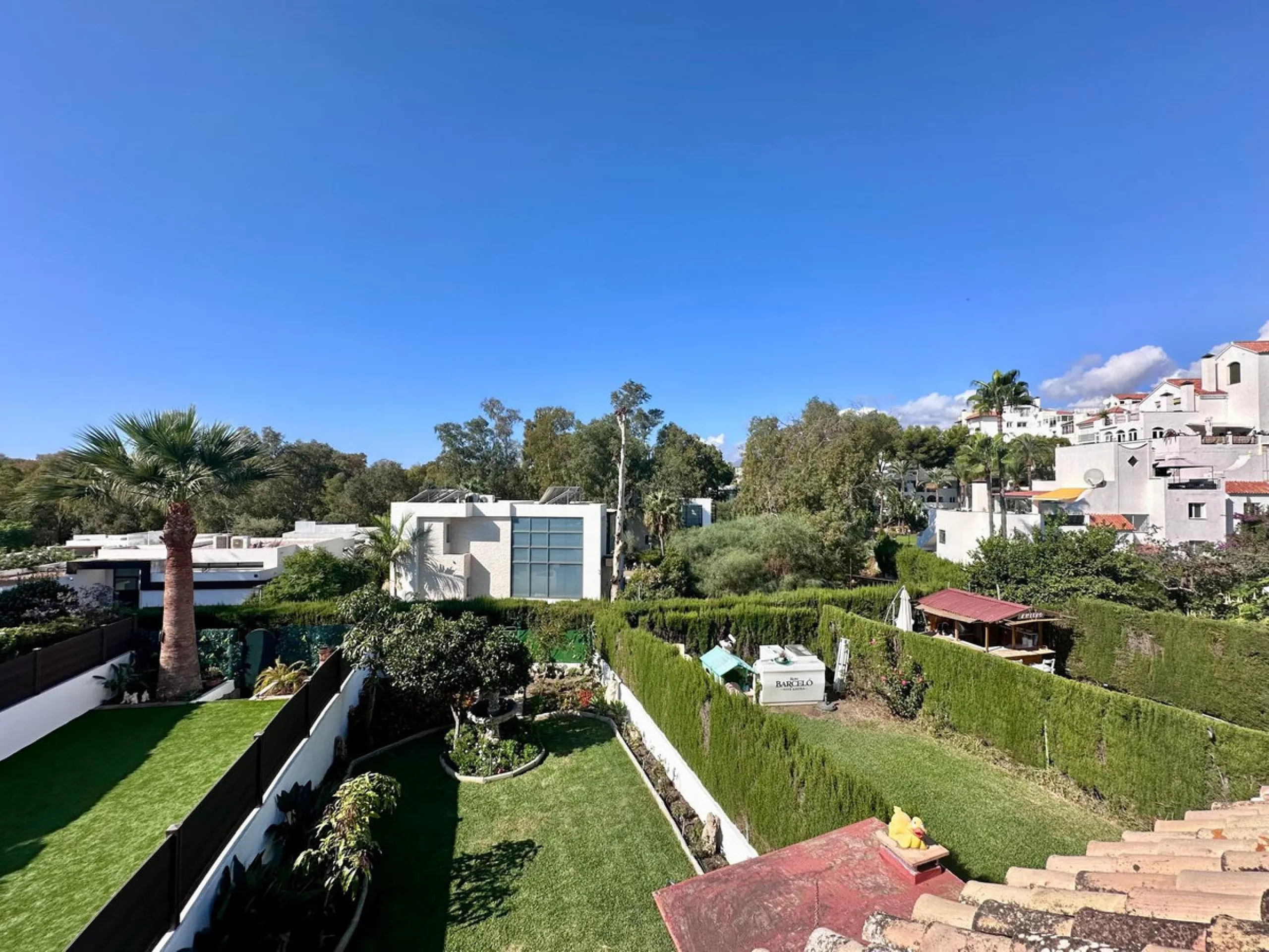 INCREDIBLE VILLA-SIZED TOWNHOUSE WITH PRIVATE GARDEN!