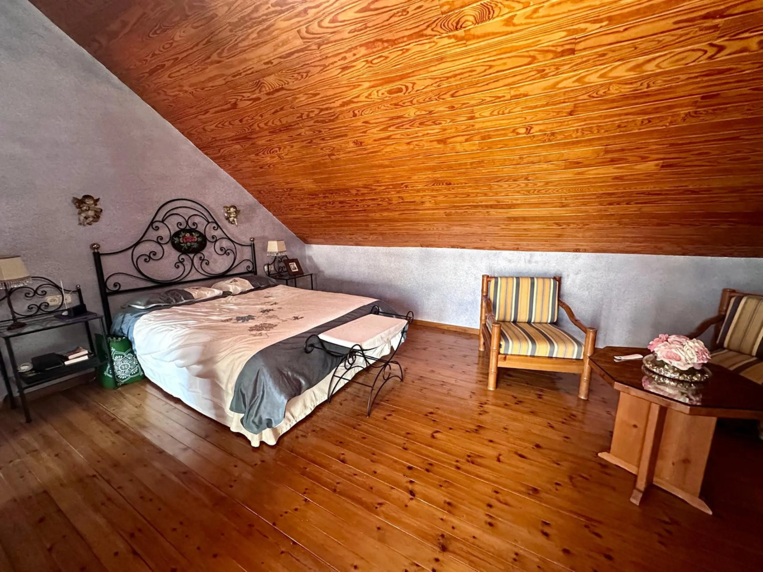 INCREDIBLE VILLA-SIZED TOWNHOUSE WITH PRIVATE GARDEN!