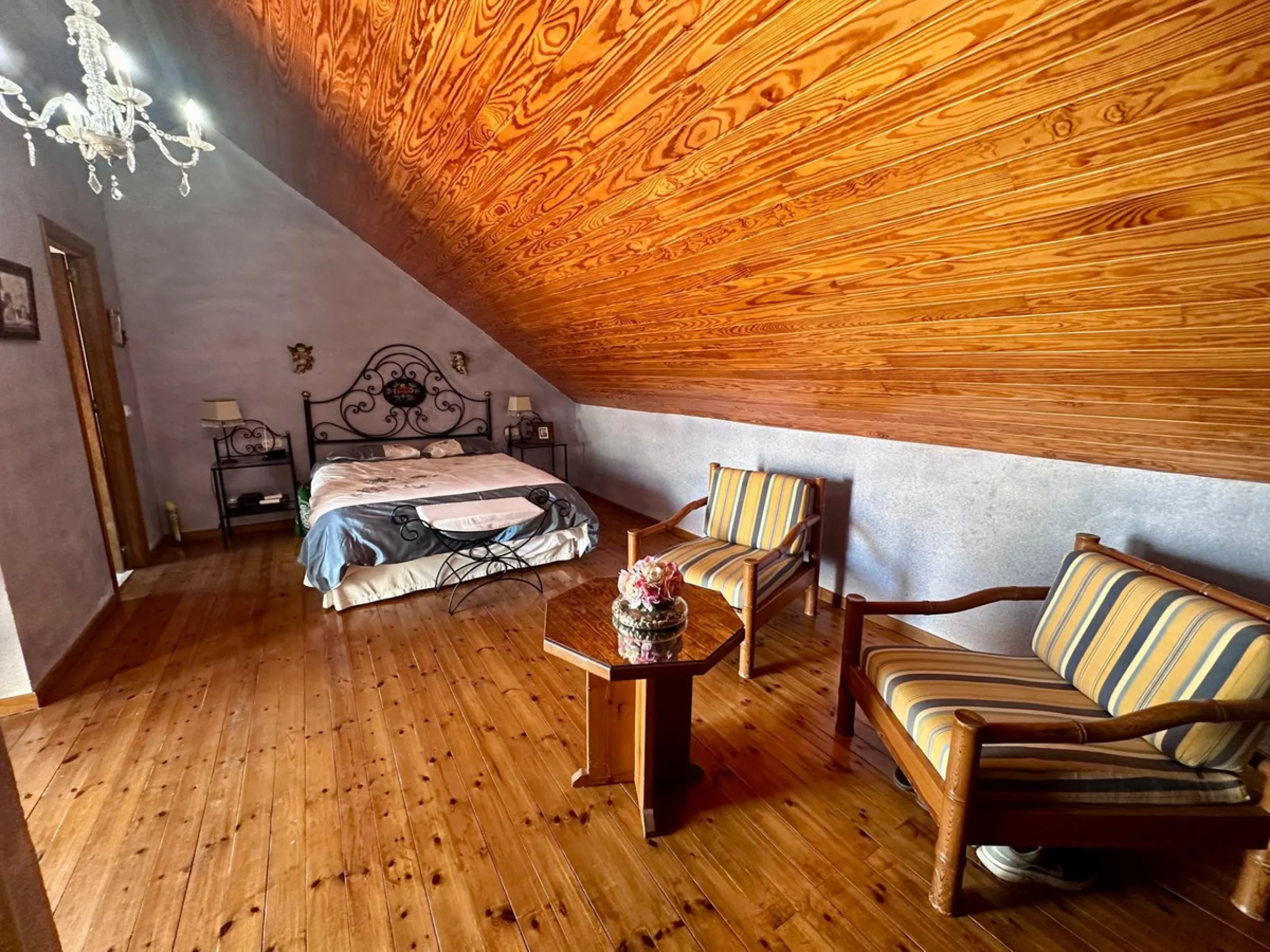 INCREDIBLE VILLA-SIZED TOWNHOUSE WITH PRIVATE GARDEN!