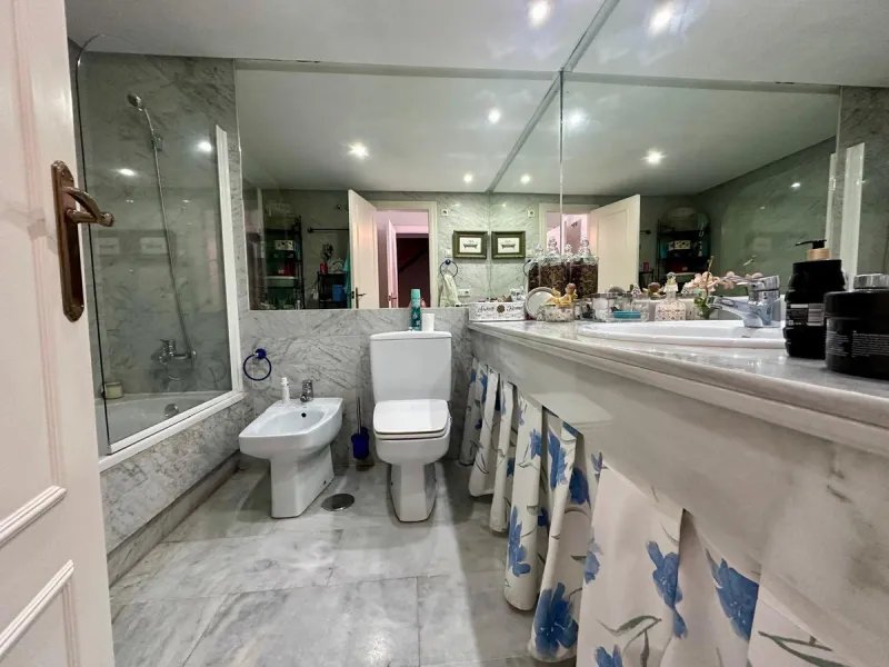 INCREDIBLE VILLA-SIZED TOWNHOUSE WITH PRIVATE GARDEN!