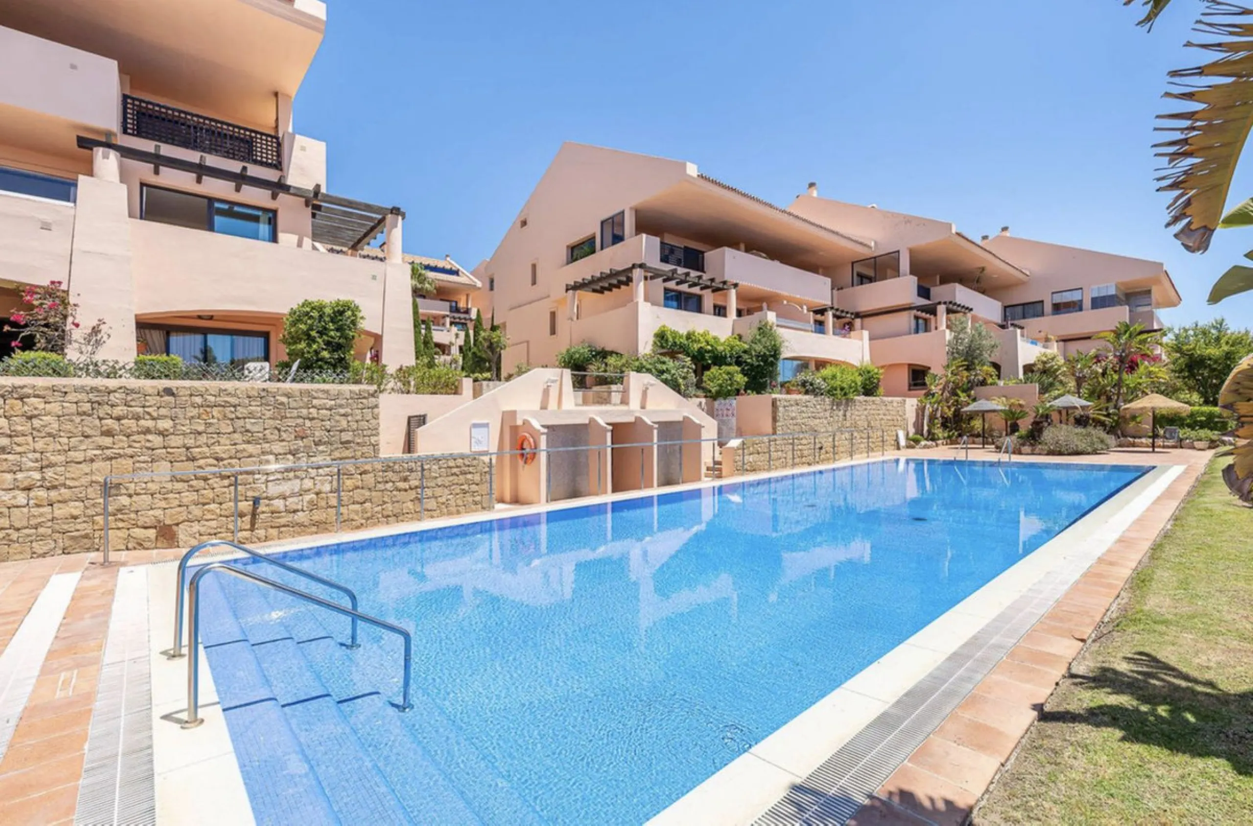 Fantastic 3-bedroom duplex penthouse with sea and African coast views, spread over two floors. It features two spacious terraces, air conditioning, heated floors, and access to communal gardens with two swimming pools. Garage and storage room included.