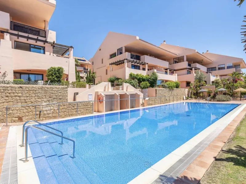 Fantastic 3-bedroom duplex penthouse with sea and African coast views, spread over two floors. It features two spacious terraces, air conditioning, heated floors, and access to communal gardens with two swimming pools. Garage and storage room included.