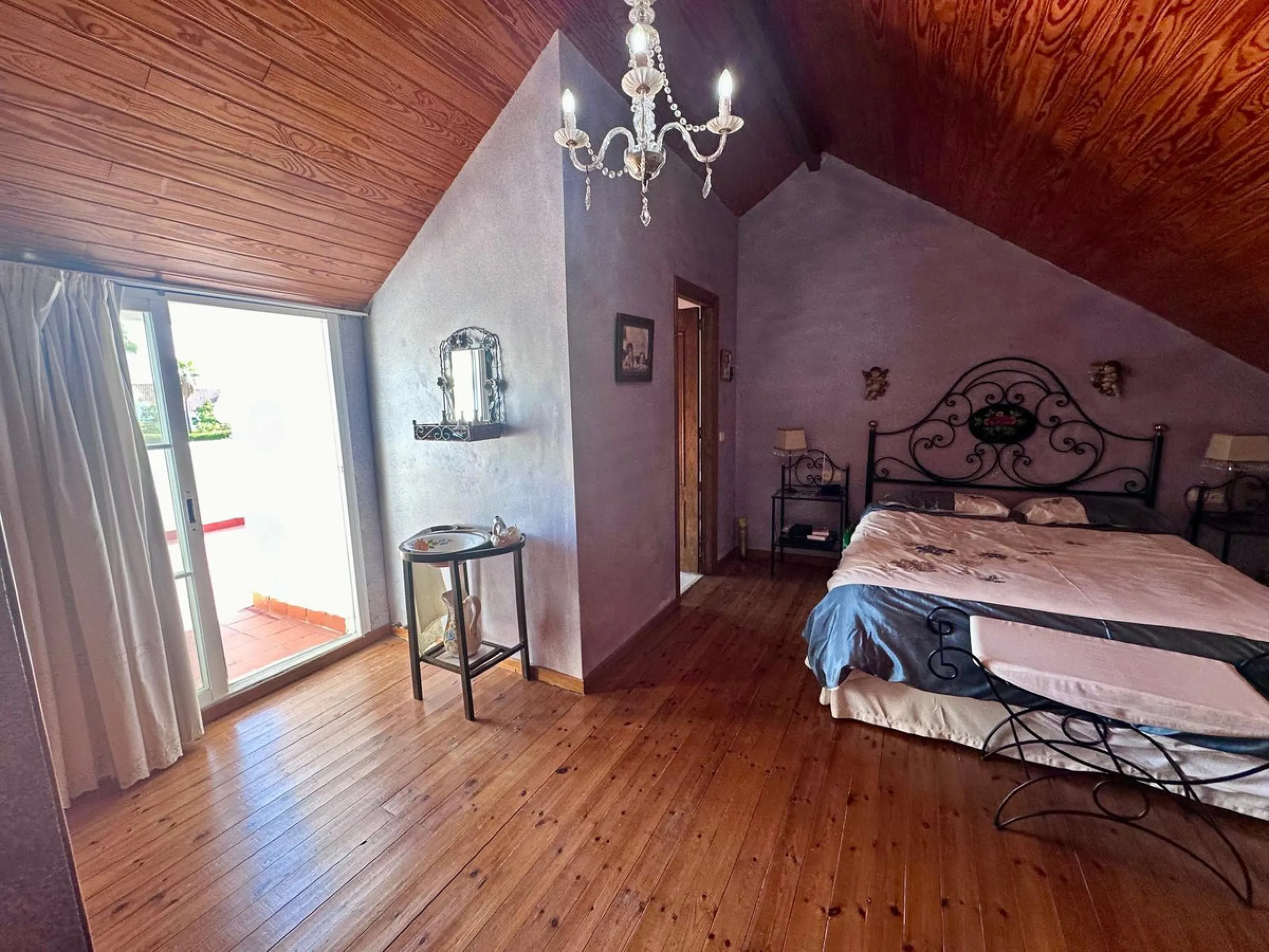 INCREDIBLE VILLA-SIZED TOWNHOUSE WITH PRIVATE GARDEN!
