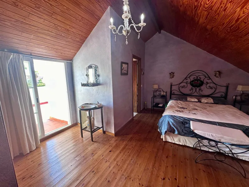 INCREDIBLE VILLA-SIZED TOWNHOUSE WITH PRIVATE GARDEN!
