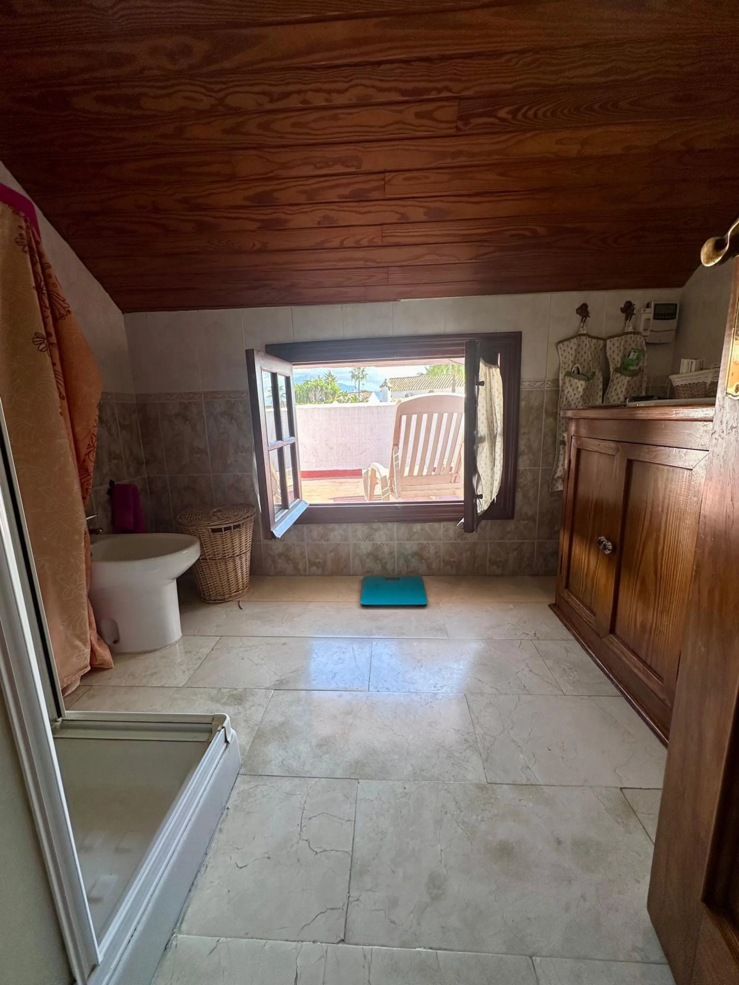 INCREDIBLE VILLA-SIZED TOWNHOUSE WITH PRIVATE GARDEN!