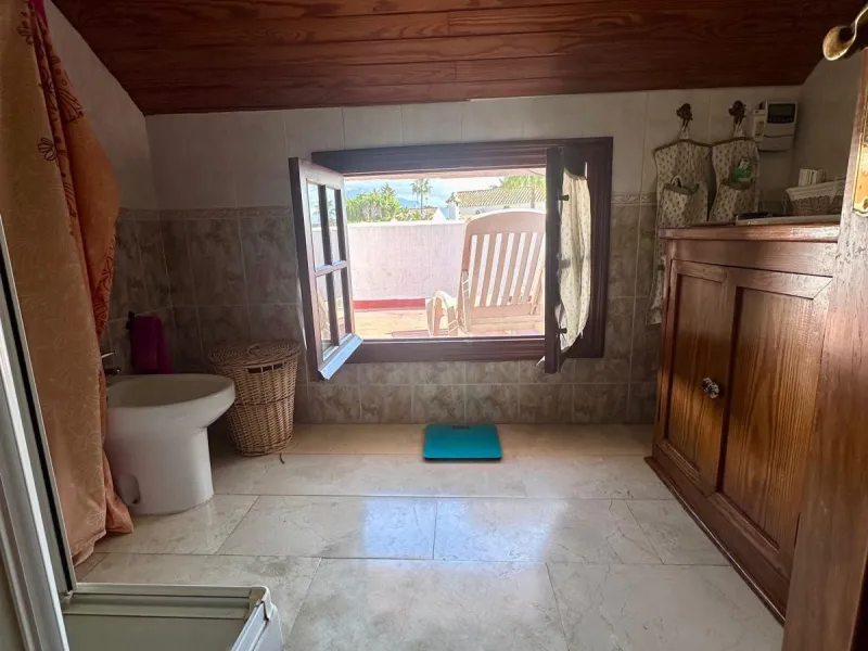 INCREDIBLE VILLA-SIZED TOWNHOUSE WITH PRIVATE GARDEN!