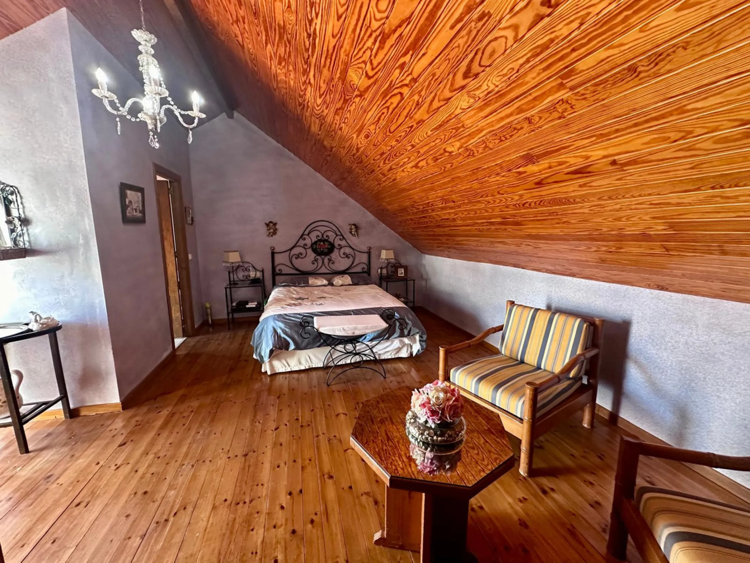 INCREDIBLE VILLA-SIZED TOWNHOUSE WITH PRIVATE GARDEN!