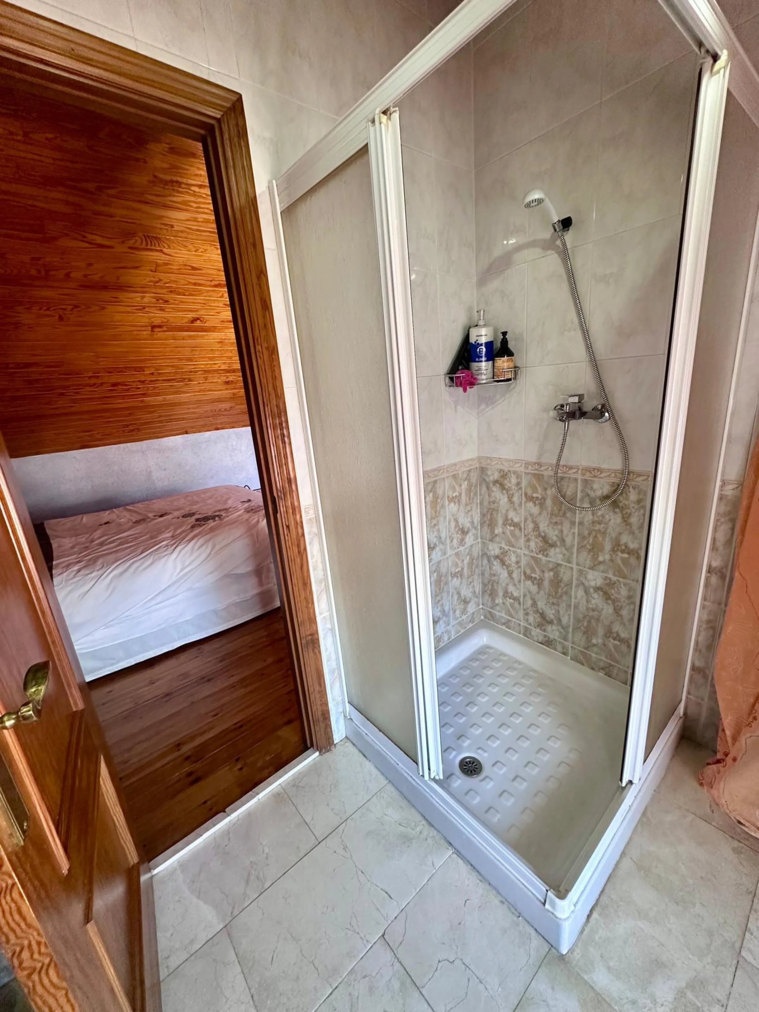 INCREDIBLE VILLA-SIZED TOWNHOUSE WITH PRIVATE GARDEN!