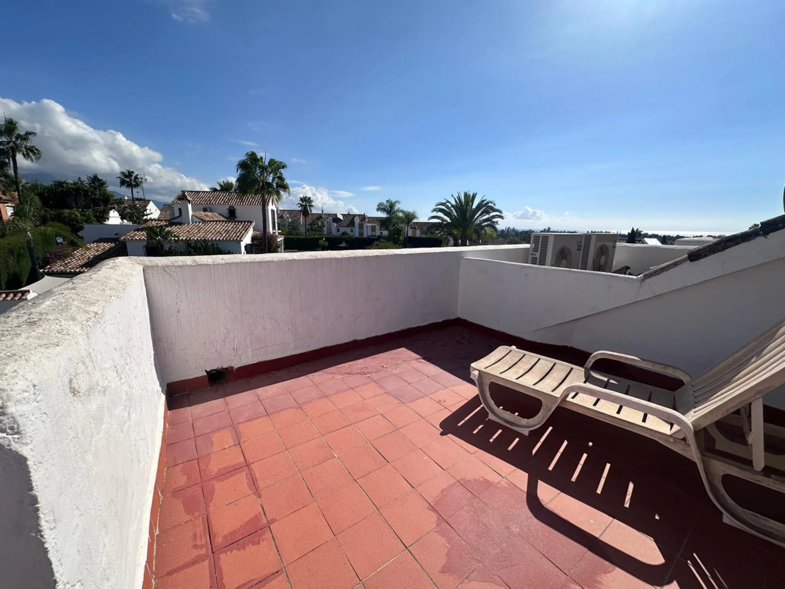 INCREDIBLE VILLA-SIZED TOWNHOUSE WITH PRIVATE GARDEN!