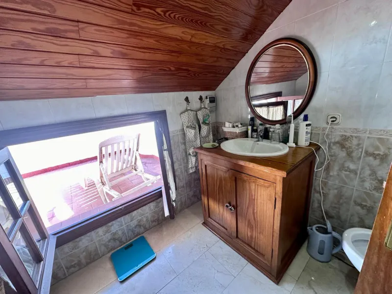INCREDIBLE VILLA-SIZED TOWNHOUSE WITH PRIVATE GARDEN!