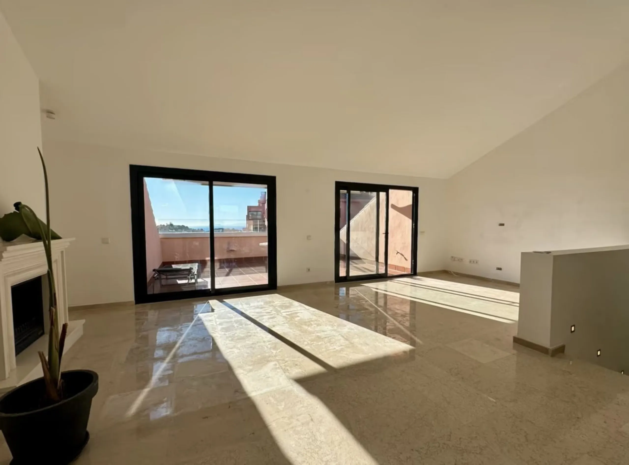 Fantastic 3-bedroom duplex penthouse with sea and African coast views, spread over two floors. It features two spacious terraces, air conditioning, heated floors, and access to communal gardens with two swimming pools. Garage and storage room included.