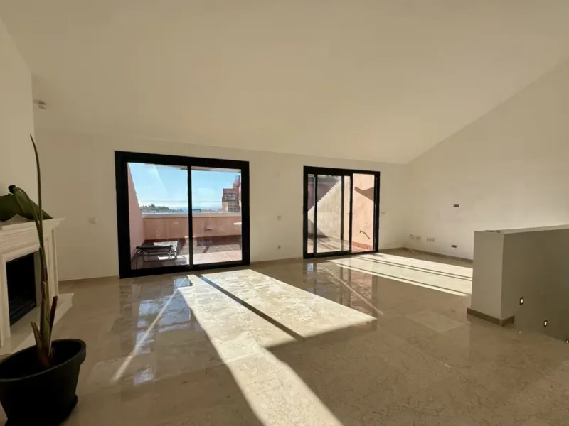 Fantastic 3-bedroom duplex penthouse with sea and African coast views, spread over two floors. It features two spacious terraces, air conditioning, heated floors, and access to communal gardens with two swimming pools. Garage and storage room included.