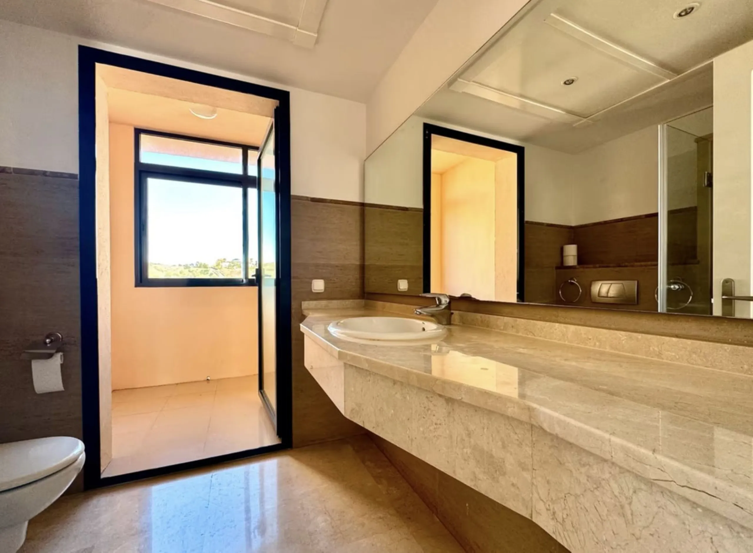 Fantastic 3-bedroom duplex penthouse with sea and African coast views, spread over two floors. It features two spacious terraces, air conditioning, heated floors, and access to communal gardens with two swimming pools. Garage and storage room included.