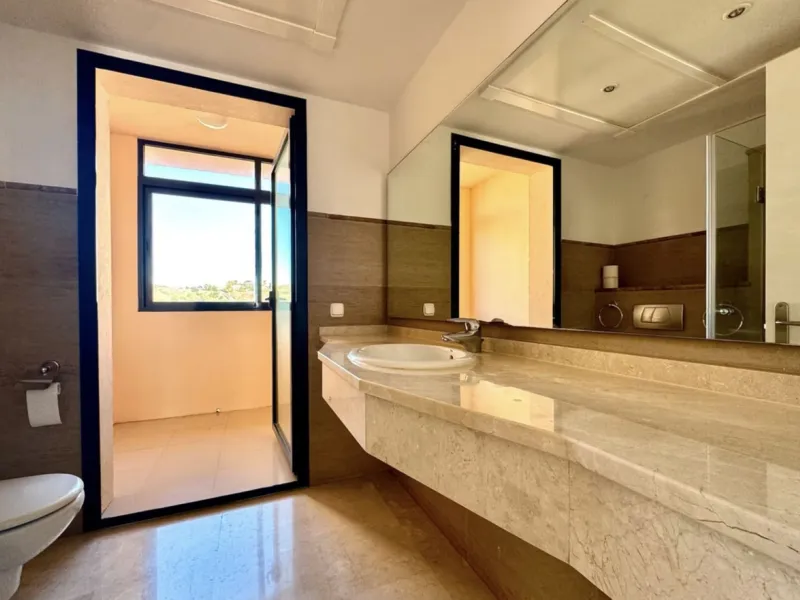 Fantastic 3-bedroom duplex penthouse with sea and African coast views, spread over two floors. It features two spacious terraces, air conditioning, heated floors, and access to communal gardens with two swimming pools. Garage and storage room included.