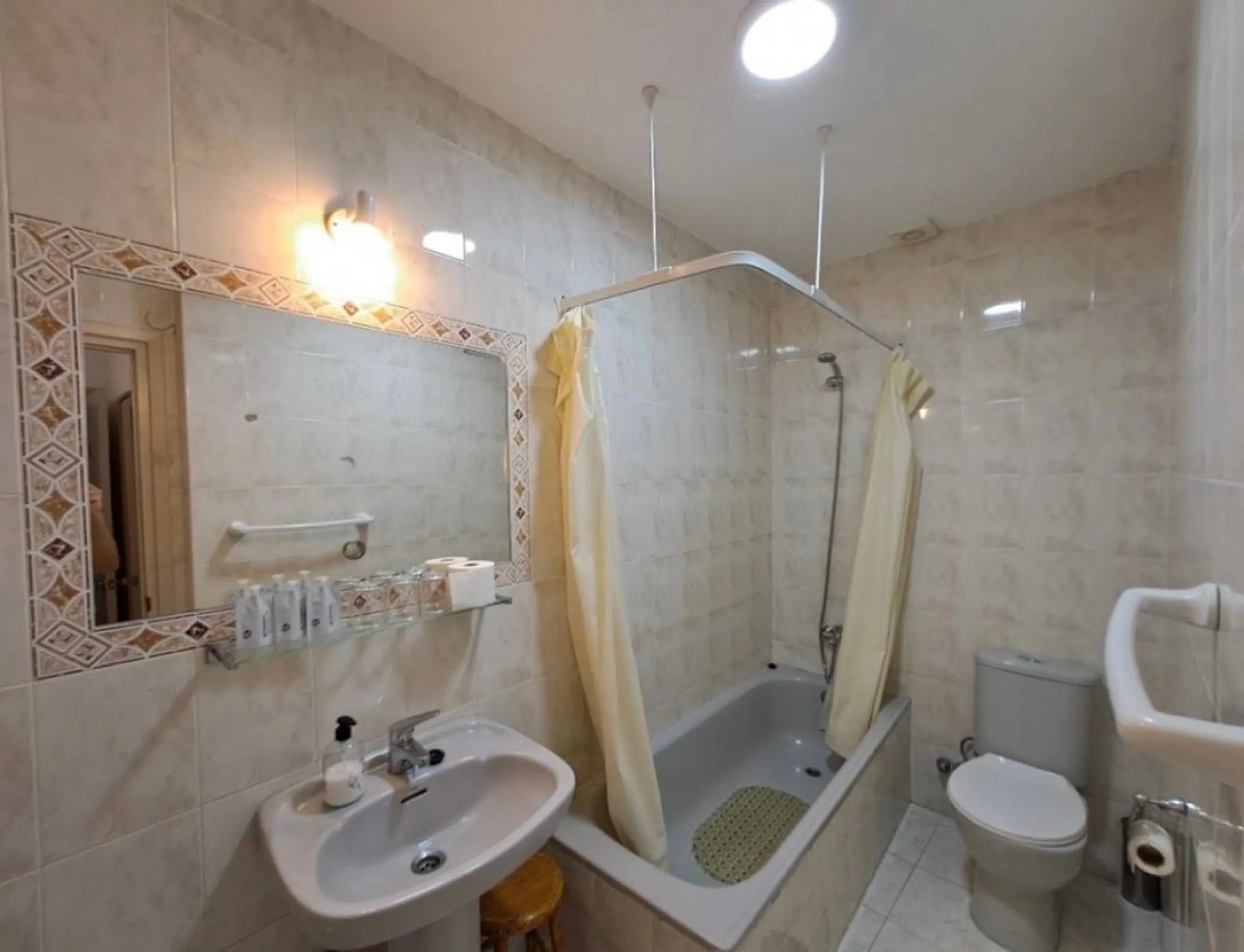 Commercial - Hotel в продаже в Marbella, Málaga. Площадь дома 1018 м²