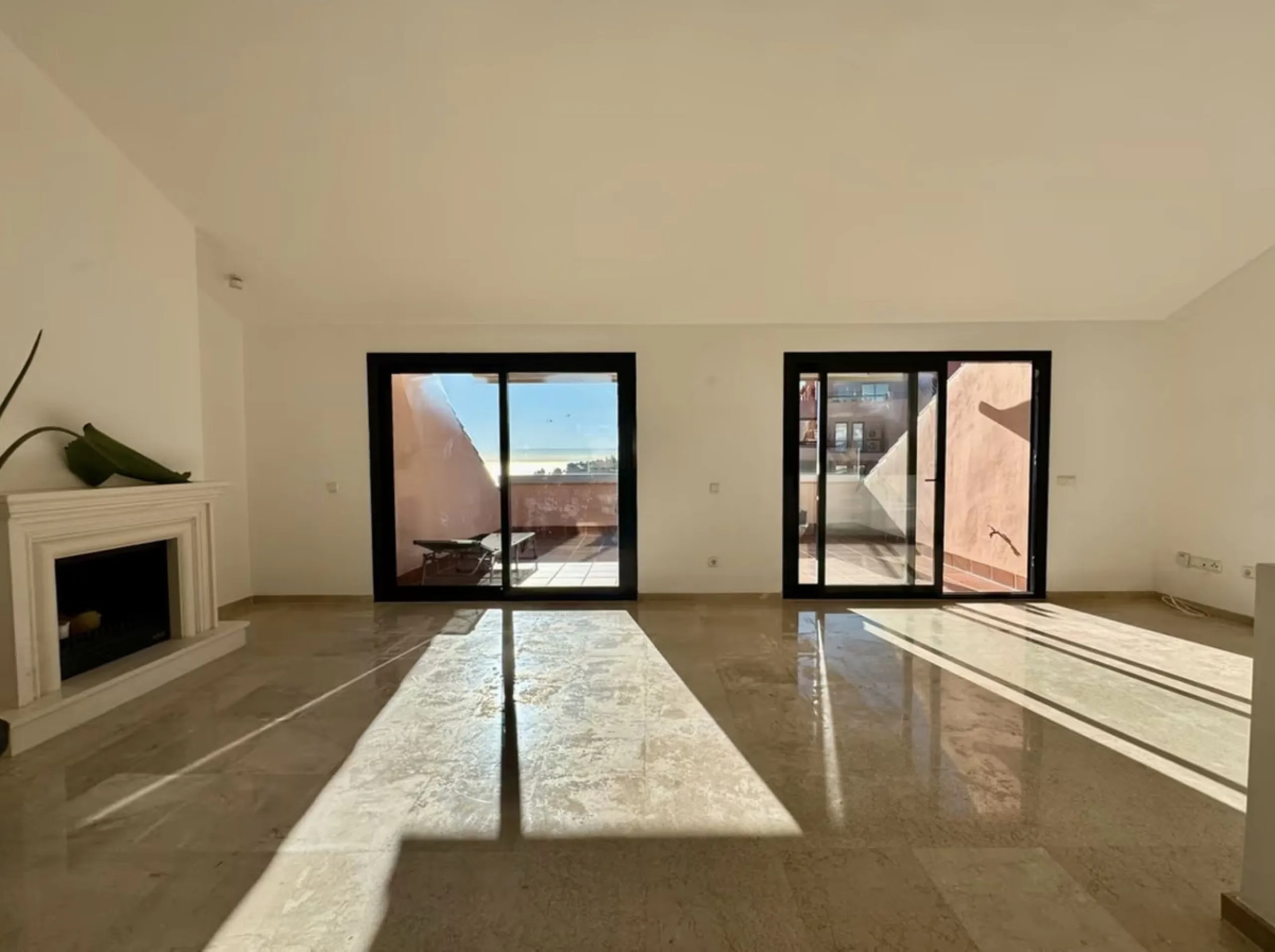 Fantastic 3-bedroom duplex penthouse with sea and African coast views, spread over two floors. It features two spacious terraces, air conditioning, heated floors, and access to communal gardens with two swimming pools. Garage and storage room included.