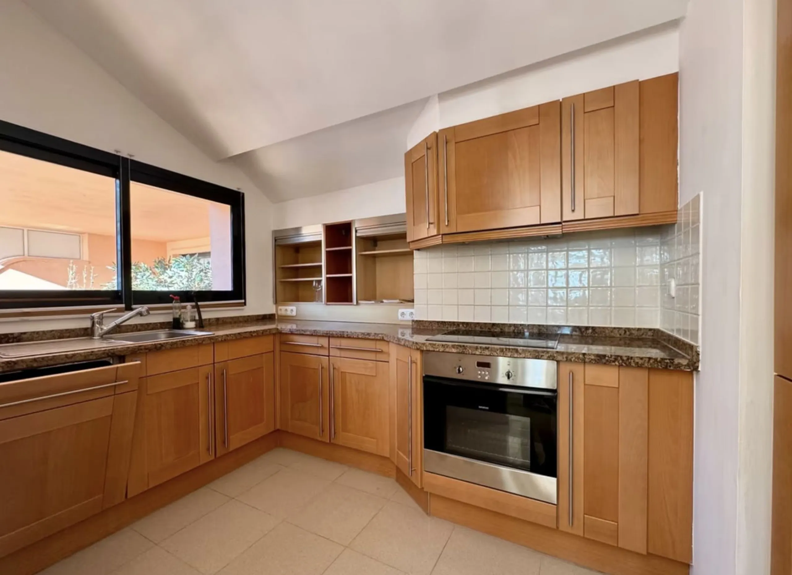 Fantastic 3-bedroom duplex penthouse with sea and African coast views, spread over two floors. It features two spacious terraces, air conditioning, heated floors, and access to communal gardens with two swimming pools. Garage and storage room included.